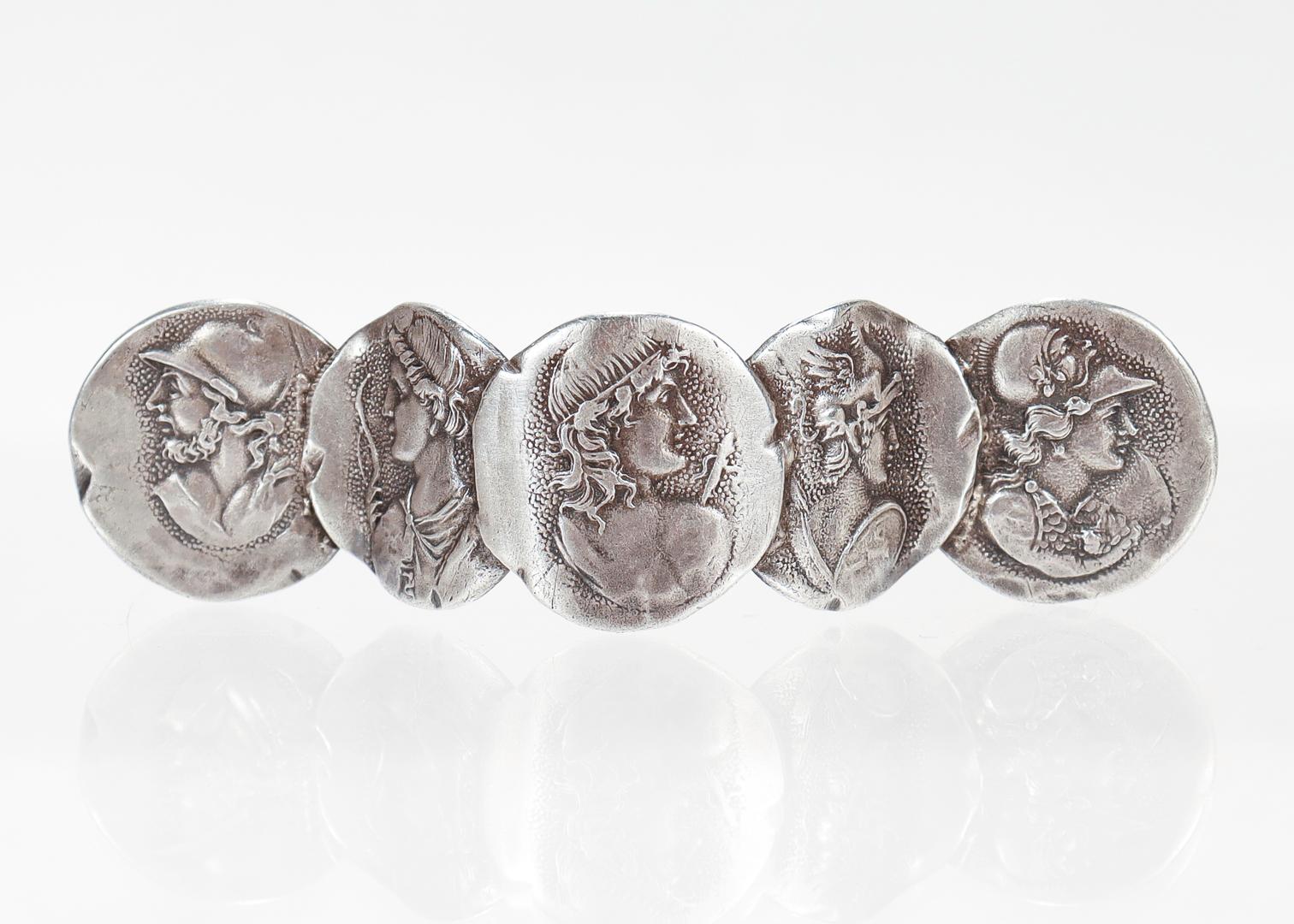 Eine schöne antike etruskische Medaillon-Brosche von Shiebler.

Aus Sterlingsilber.

Bestehend aus fünf miteinander verbundenen etruskischen Kameenmedaillons in Form eines Bogens. 

Rückseitig mit der Herstellermarke von Shiebler / Sterling / 694