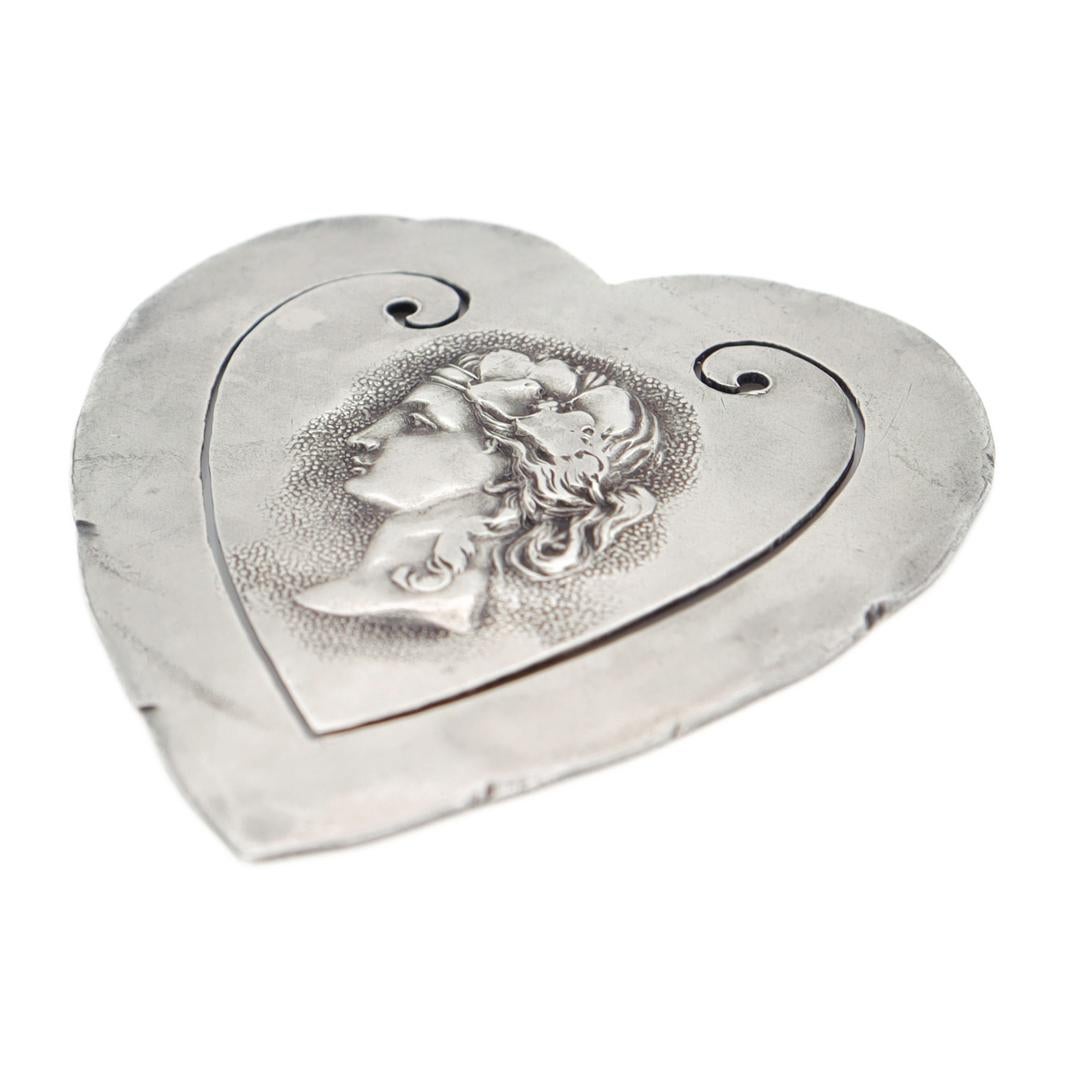 Antiker herzförmiger Shiebler-Tablett in Herzform aus Sterlingsilber im etruskischen Stil für Damen oder Herren im Angebot