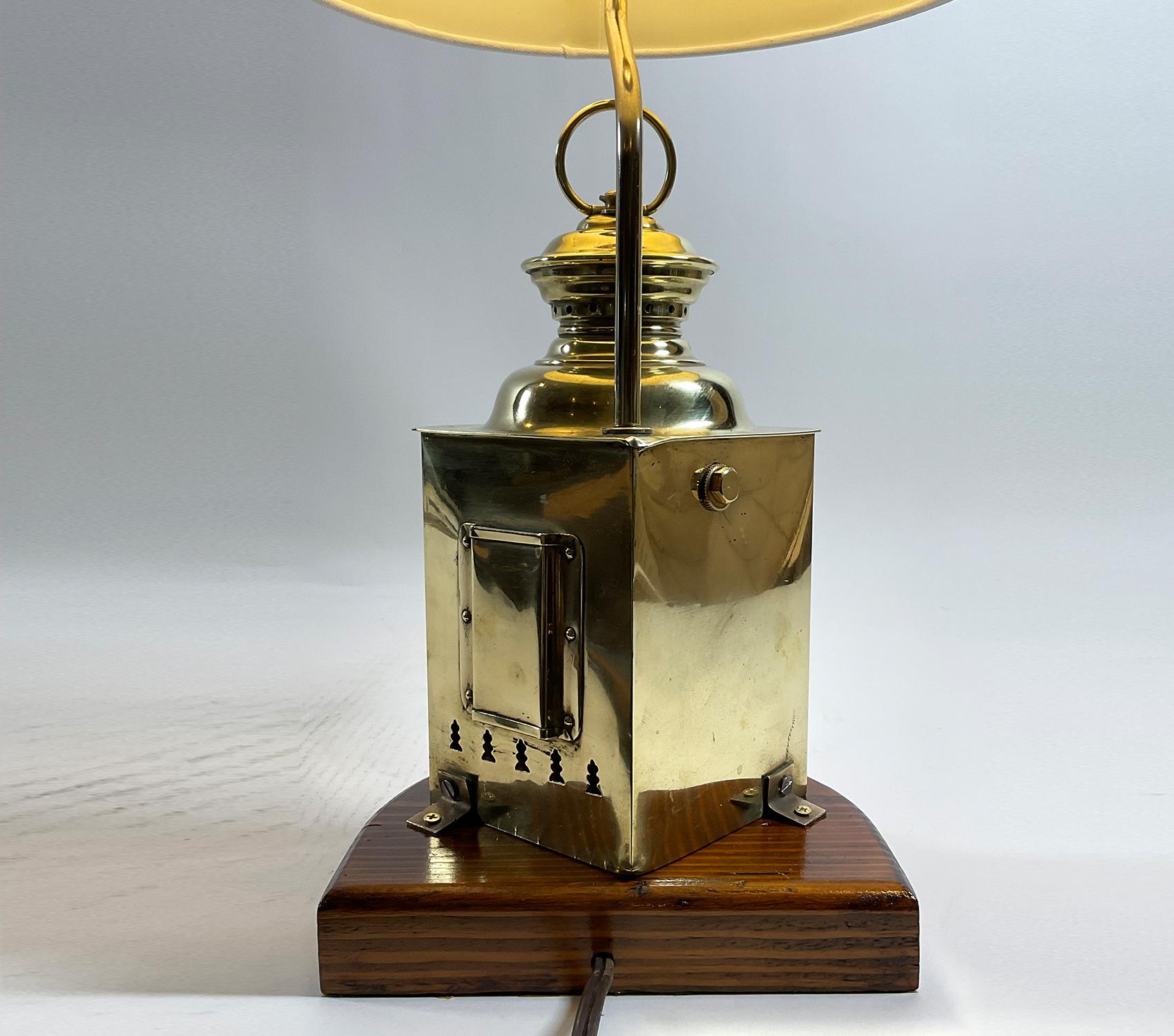 Lanterne de bateau ancienne montée en lampe Bon état à Norwell, MA