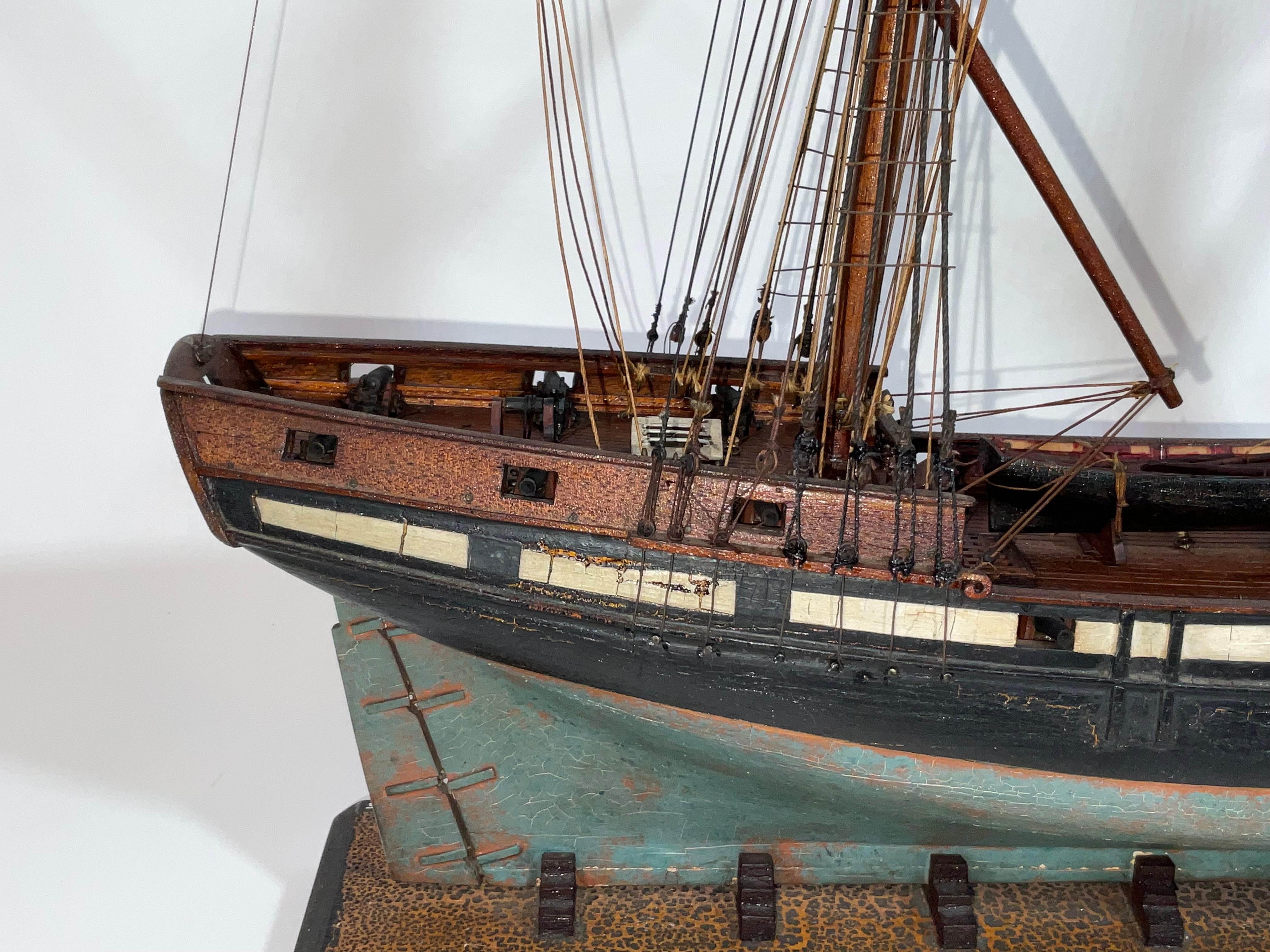 Modèle de bateau ancien d'une banlieue armée en vente 4