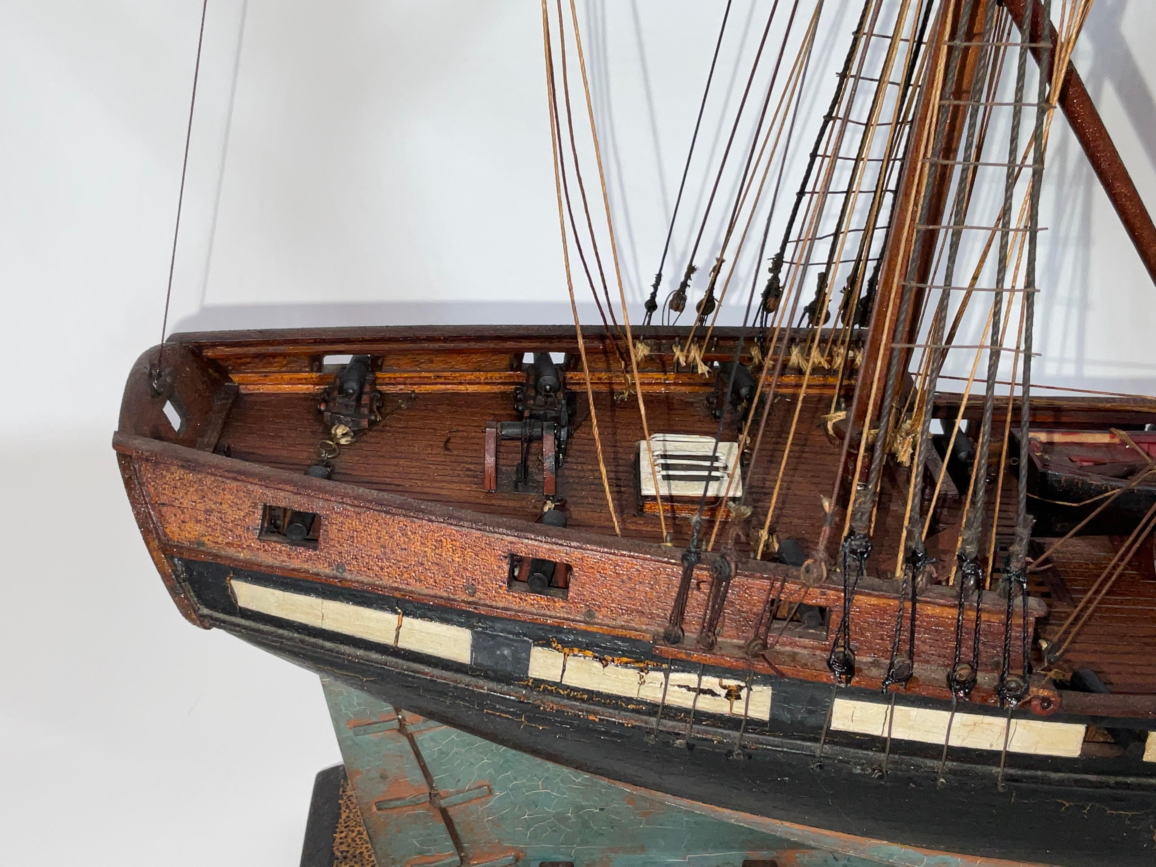 Modèle de bateau ancien d'une banlieue armée en vente 5