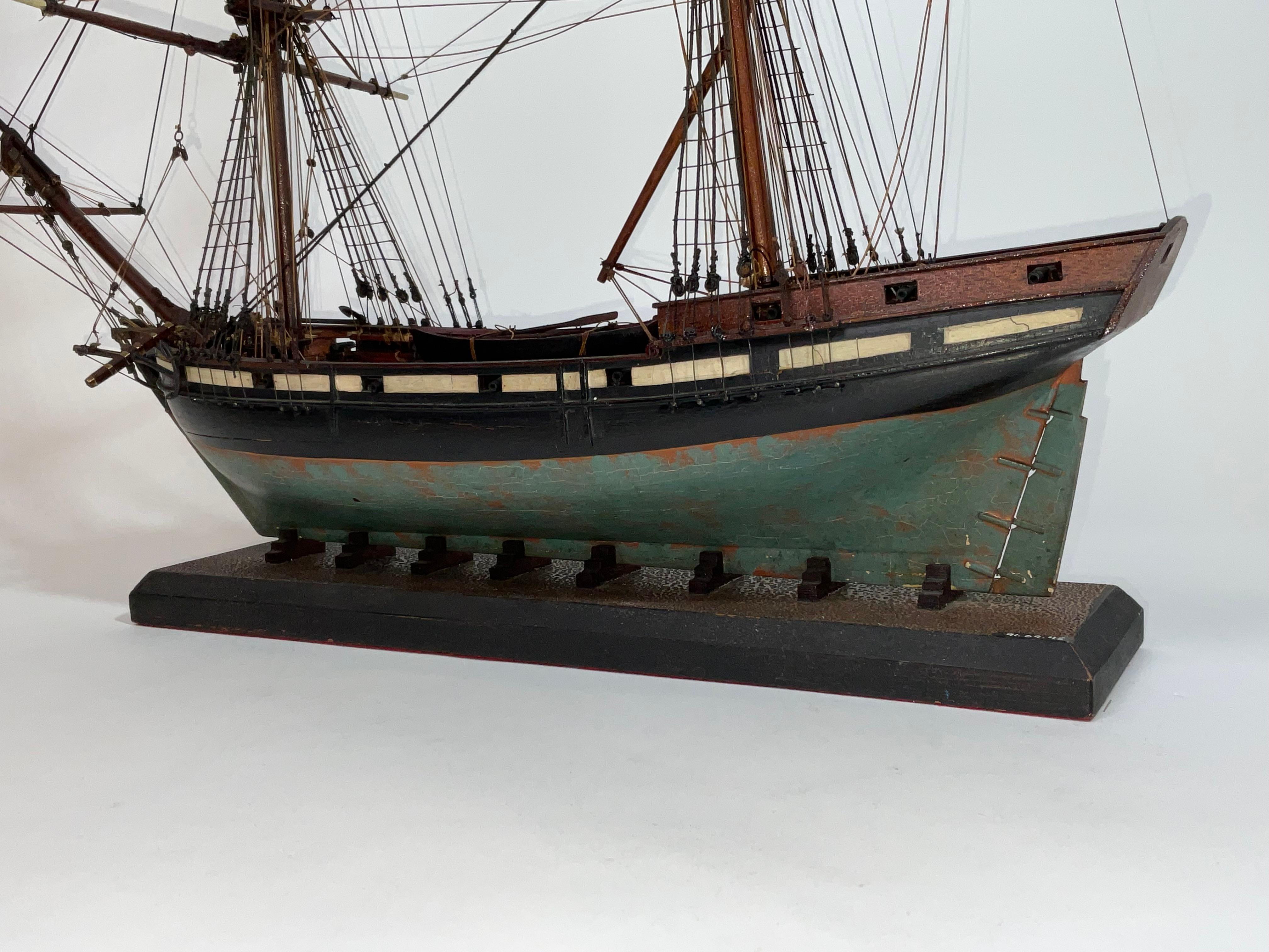 Modèle de bateau ancien d'une banlieue armée en vente 8