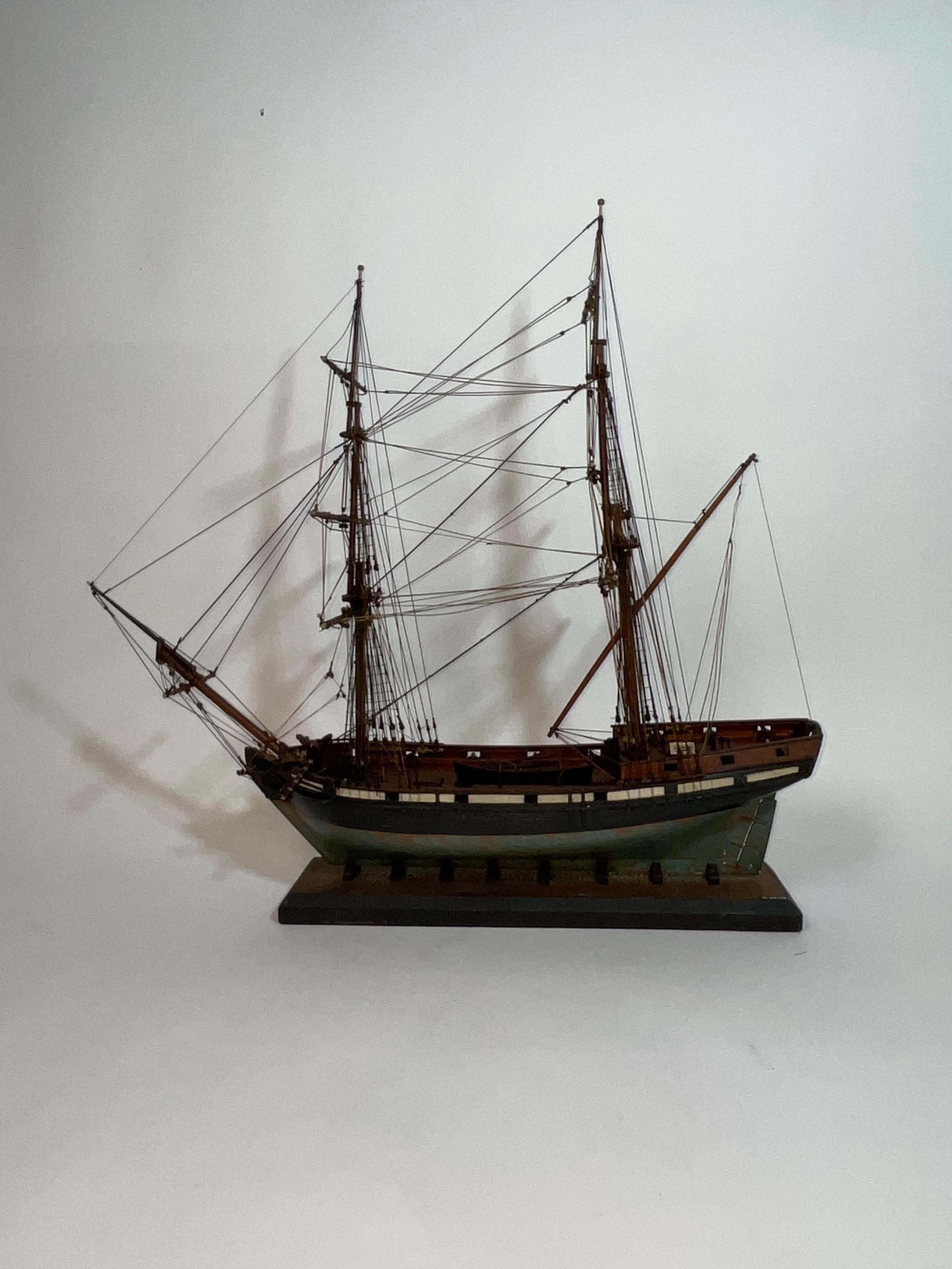 Modèle de bateau ancien d'une banlieue armée en vente 9