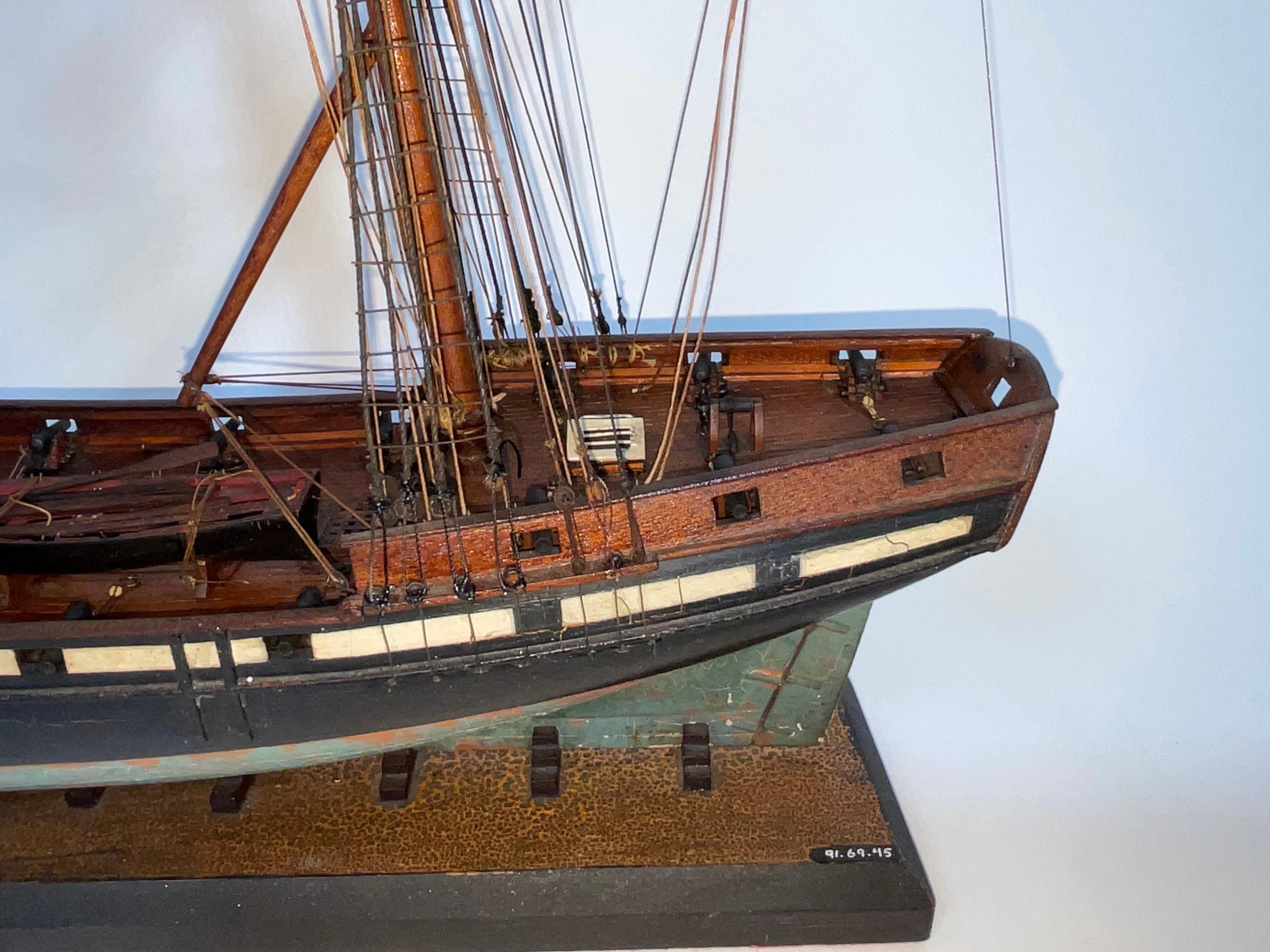 Modèle de bateau ancien d'une banlieue armée en vente 10