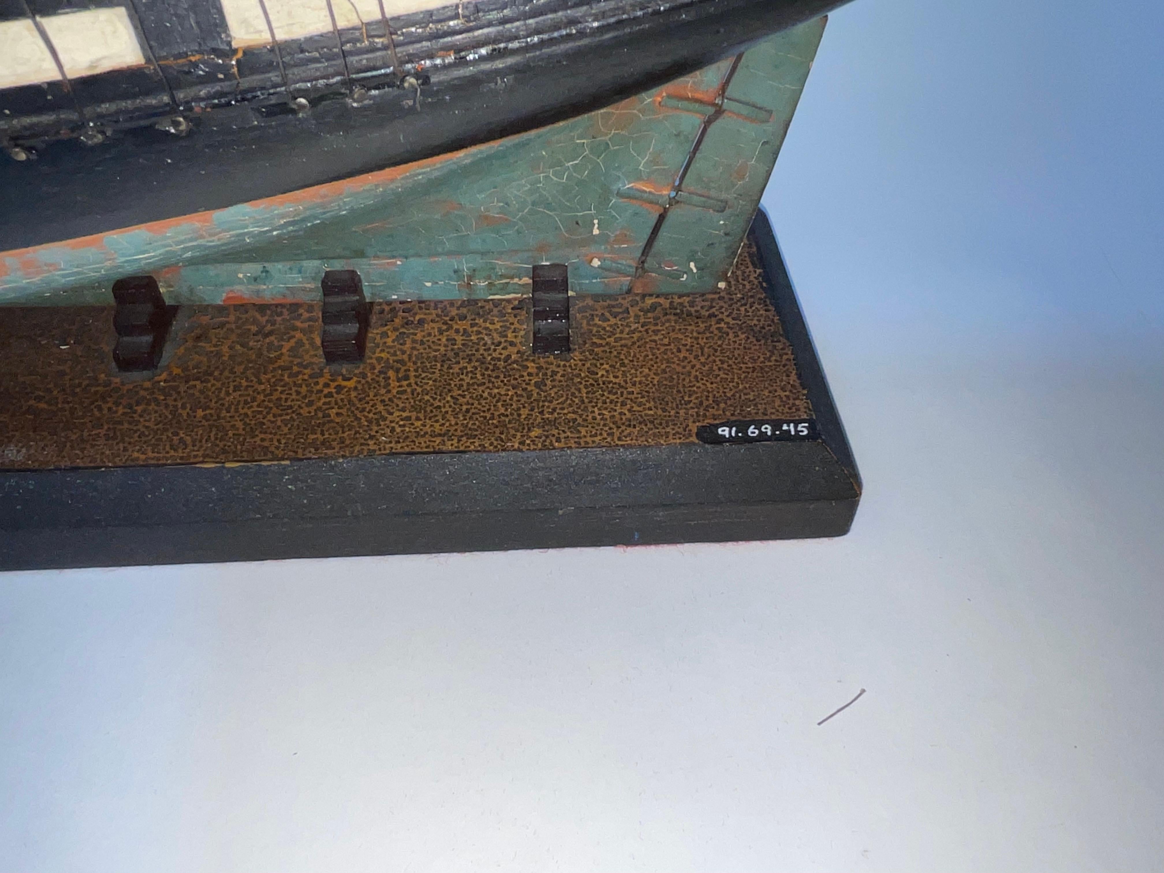 Modèle de bateau ancien d'une banlieue armée en vente 11