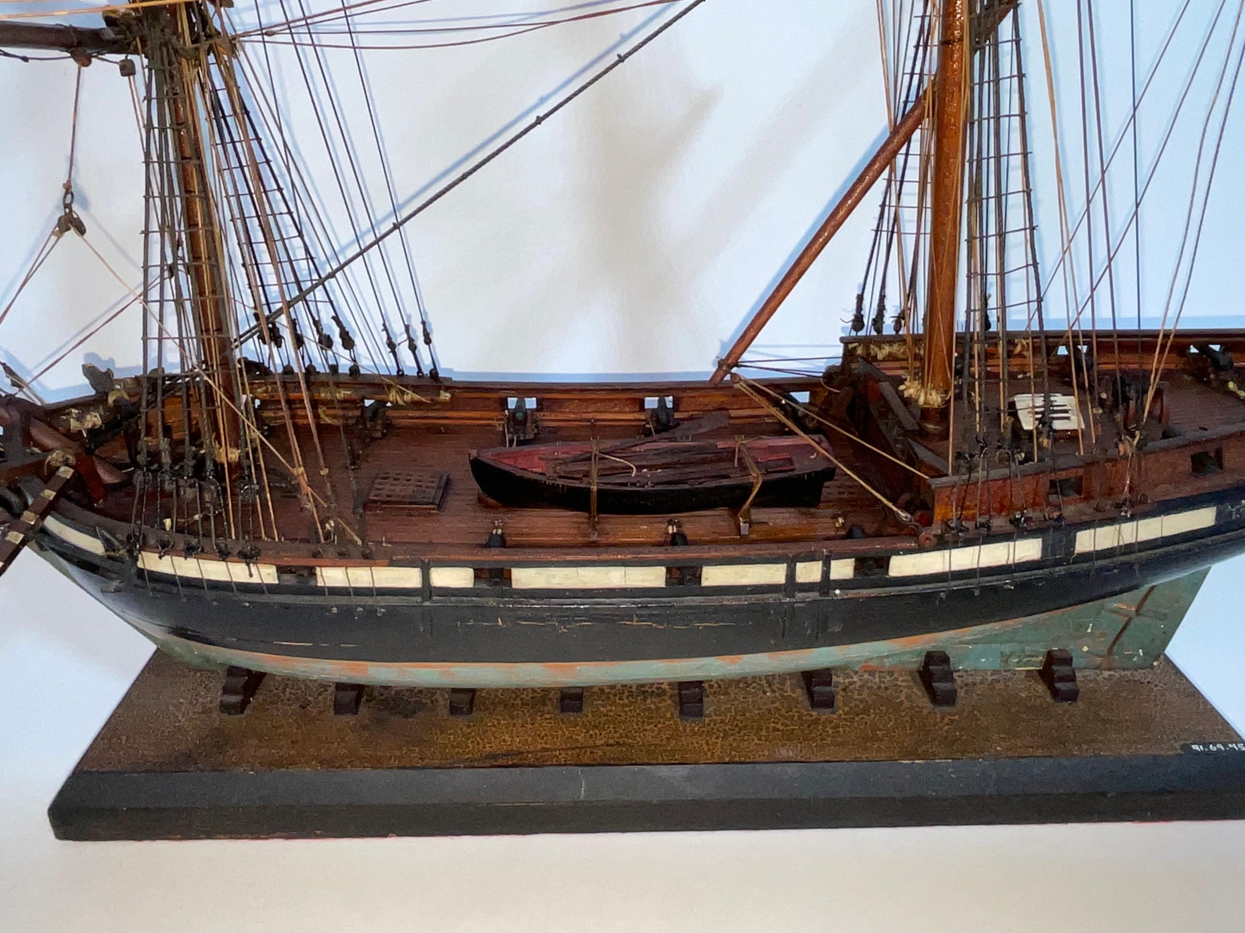 Modèle de bateau ancien d'une banlieue armée en vente 12