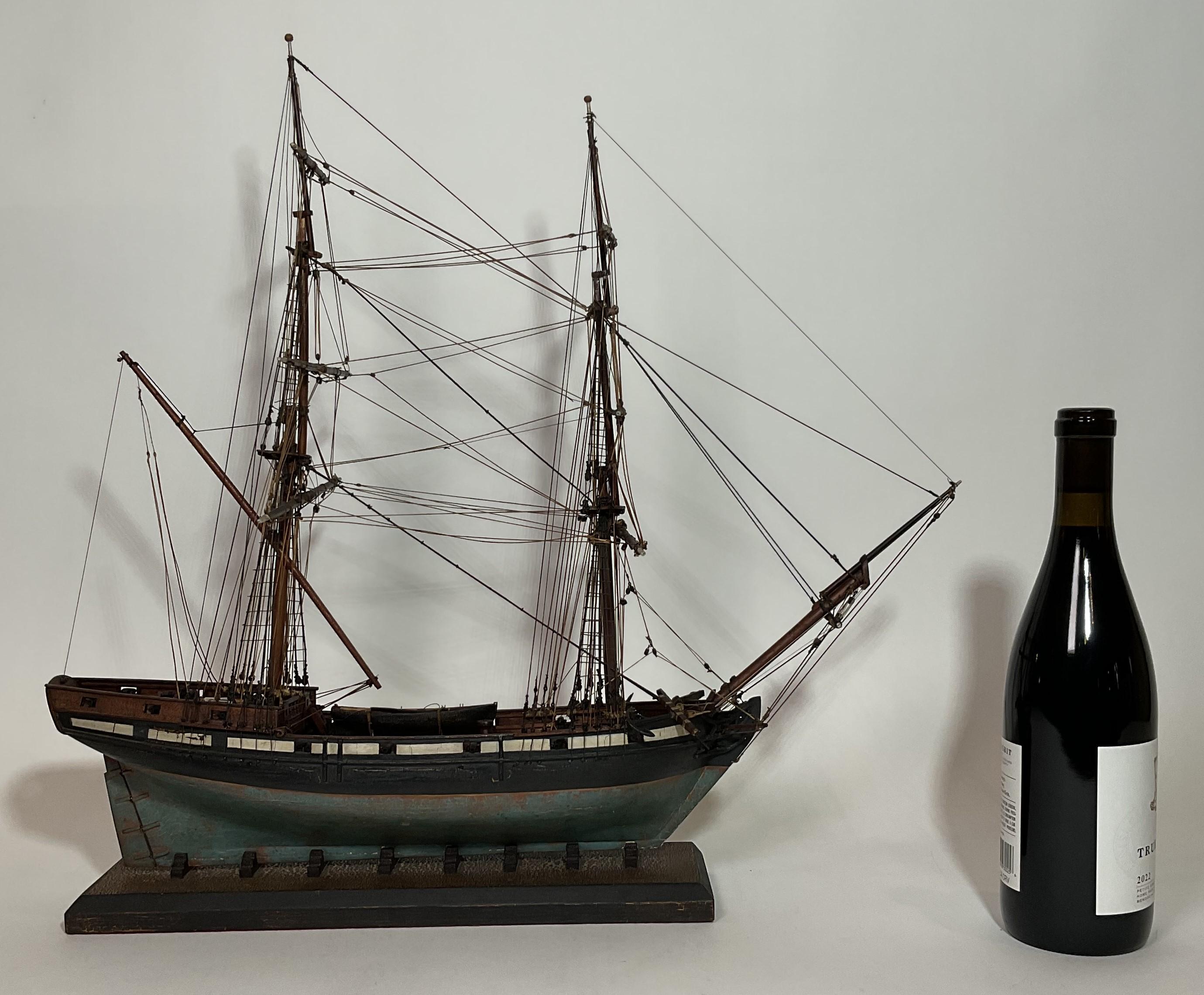 Belle maquette ancienne d'un brick américain. Les détails du pont comprennent des canons sur affûts, un cabestan, des ancres, une chaloupe, des grilles, etc. Le modèle est gréé avec des cordes dormantes et courantes, le mât arrière portant un long