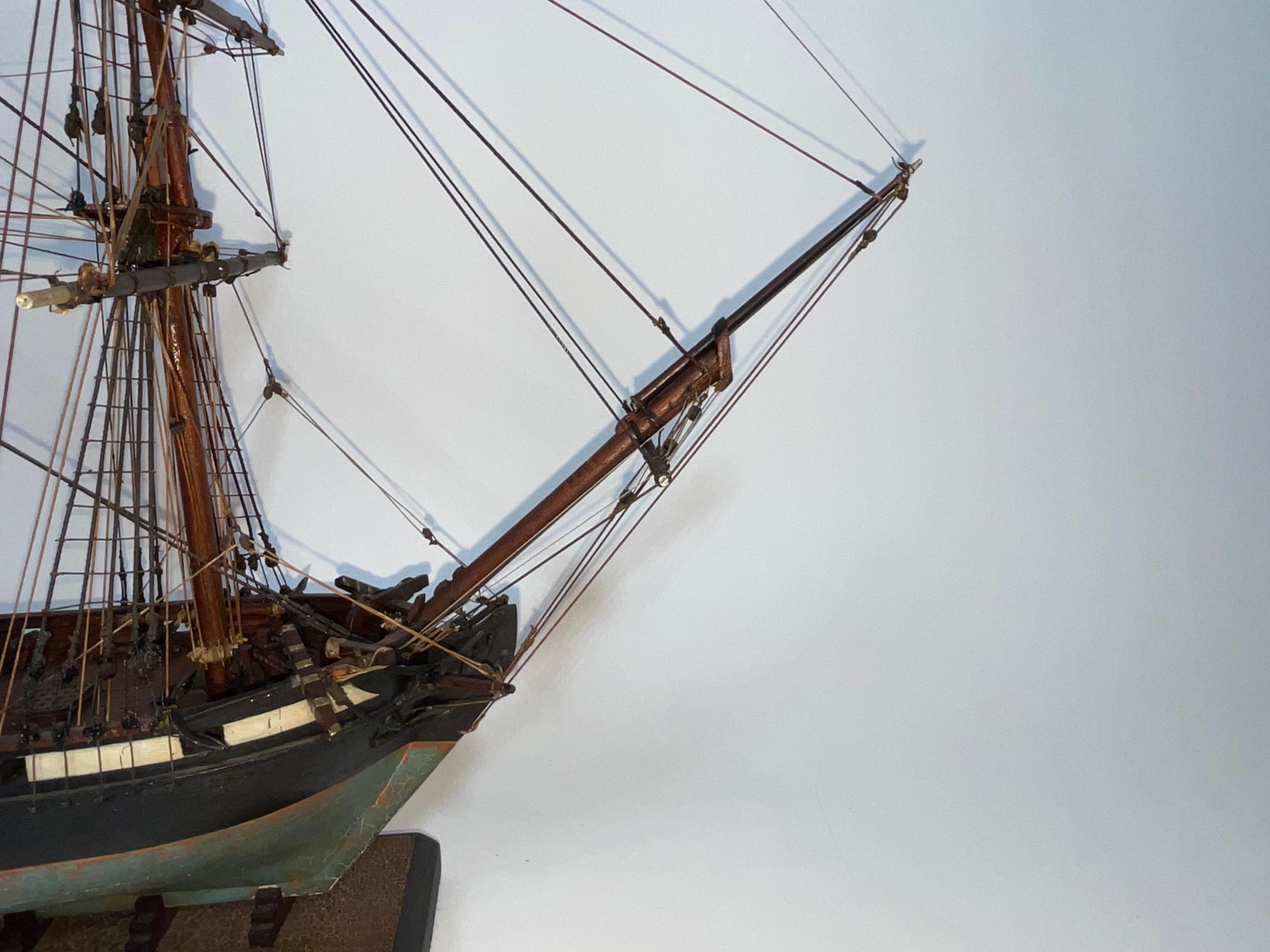 Modèle de bateau ancien d'une banlieue armée Bon état - En vente à Norwell, MA