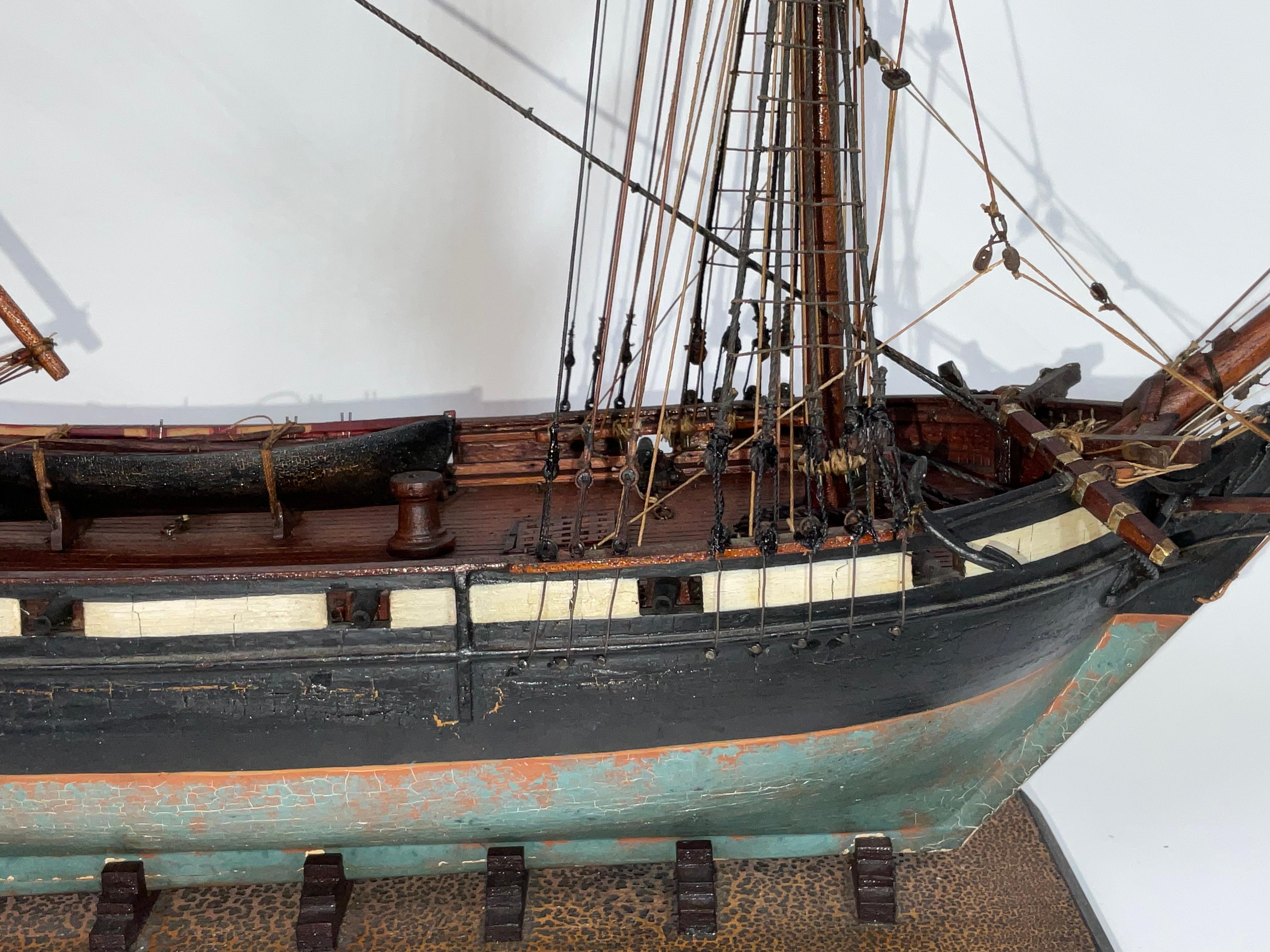 Bois Modèle de bateau ancien d'une banlieue armée en vente