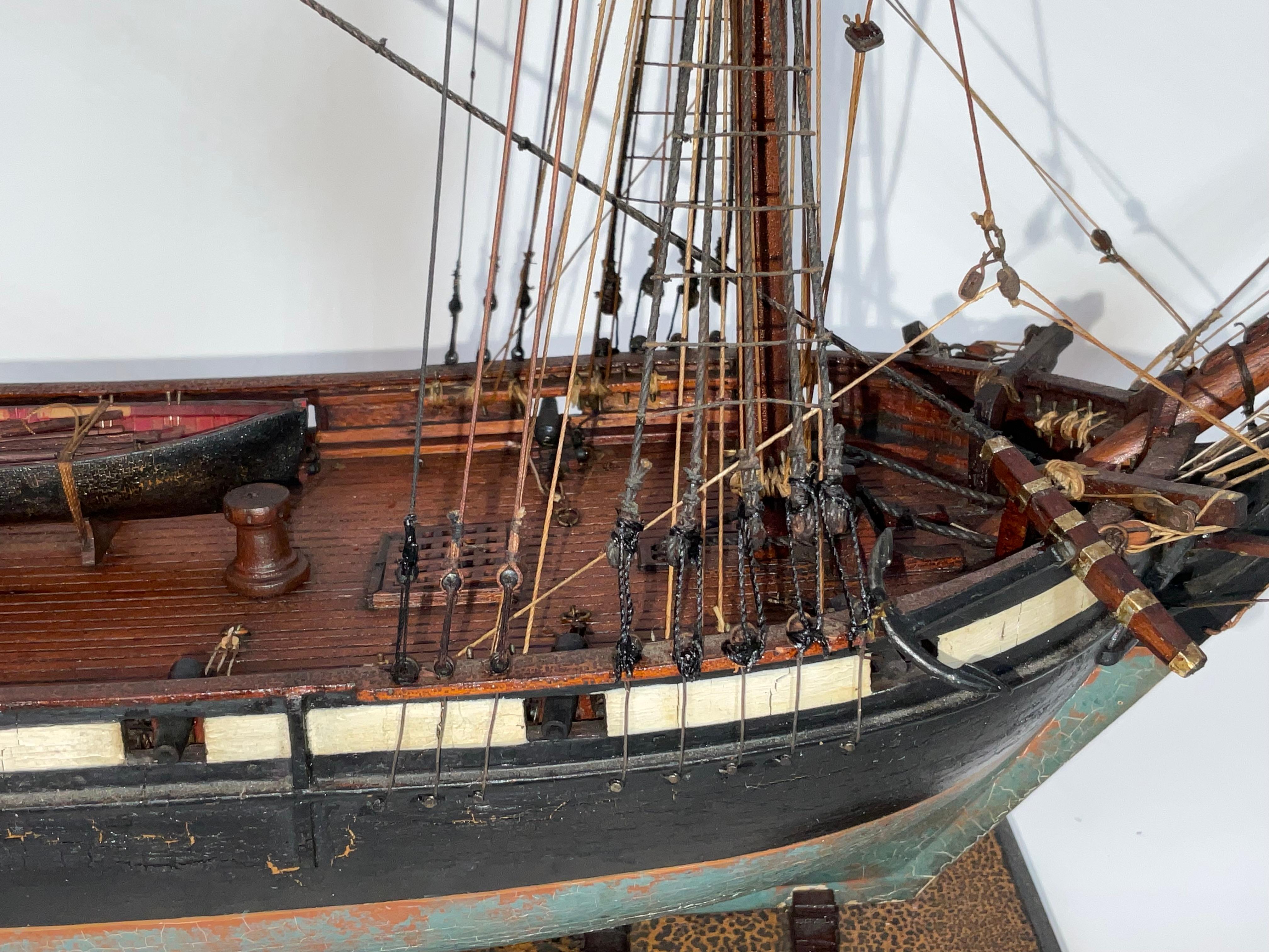 Modèle de bateau ancien d'une banlieue armée en vente 1