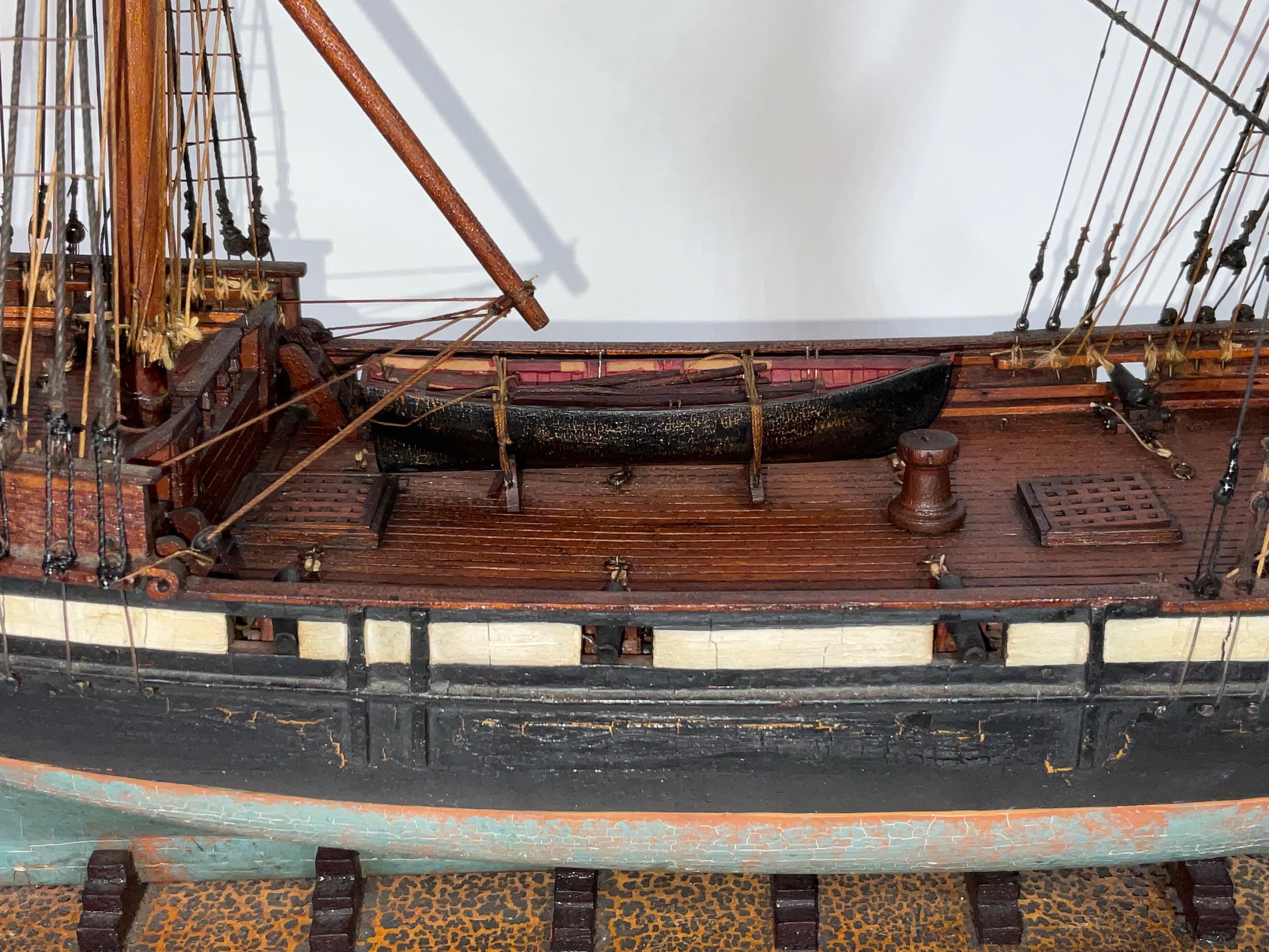 Modèle de bateau ancien d'une banlieue armée en vente 2