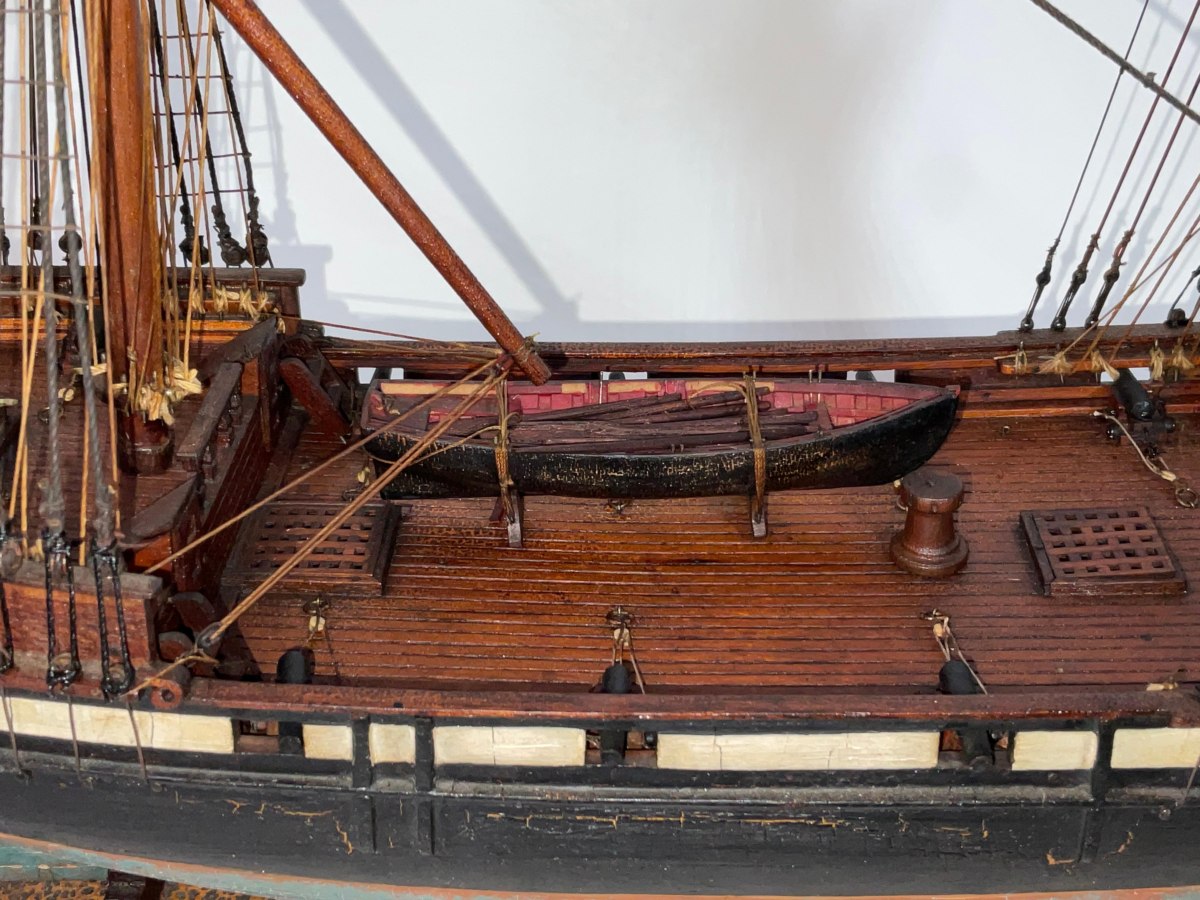 Modèle de bateau ancien d'une banlieue armée en vente 3