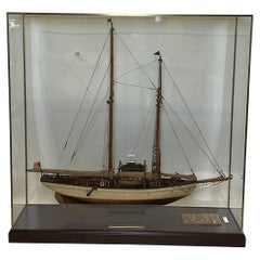 Modèle de bateau ancien du yacht Schooner Mendham