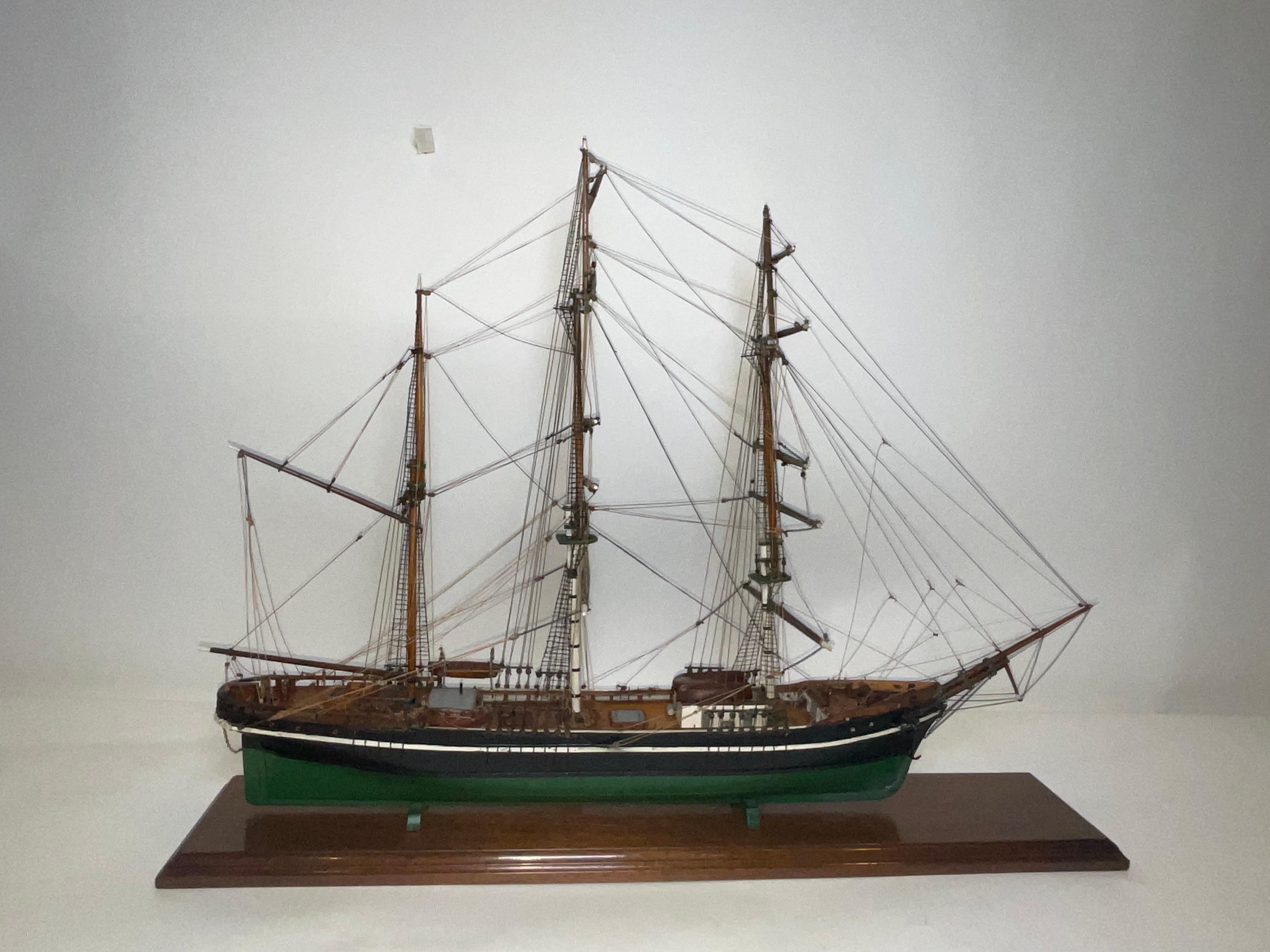 Modello di marinaio del veliero Thalia. Il ponte, decorato e verniciato, è dotato di cabine, portelli, timoniera con ruota, scialuppe di salvataggio, oblò, etc.etc. Completamente armata con corde di stazionamento e di scorrimento, comprese le cime