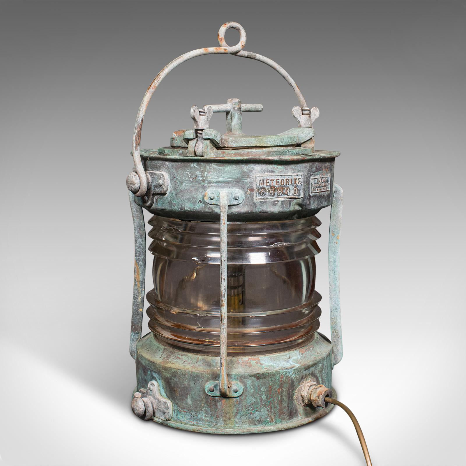 Il s'agit d'une ancienne lampe à ancre de bateau. Lampe maritime anglaise en bronze lourd et verre, datant de la période édouardienne, vers 1910.

Un nautisme saisissant, avec un superbe aspect usé par les intempéries
Présente une patine d'usage