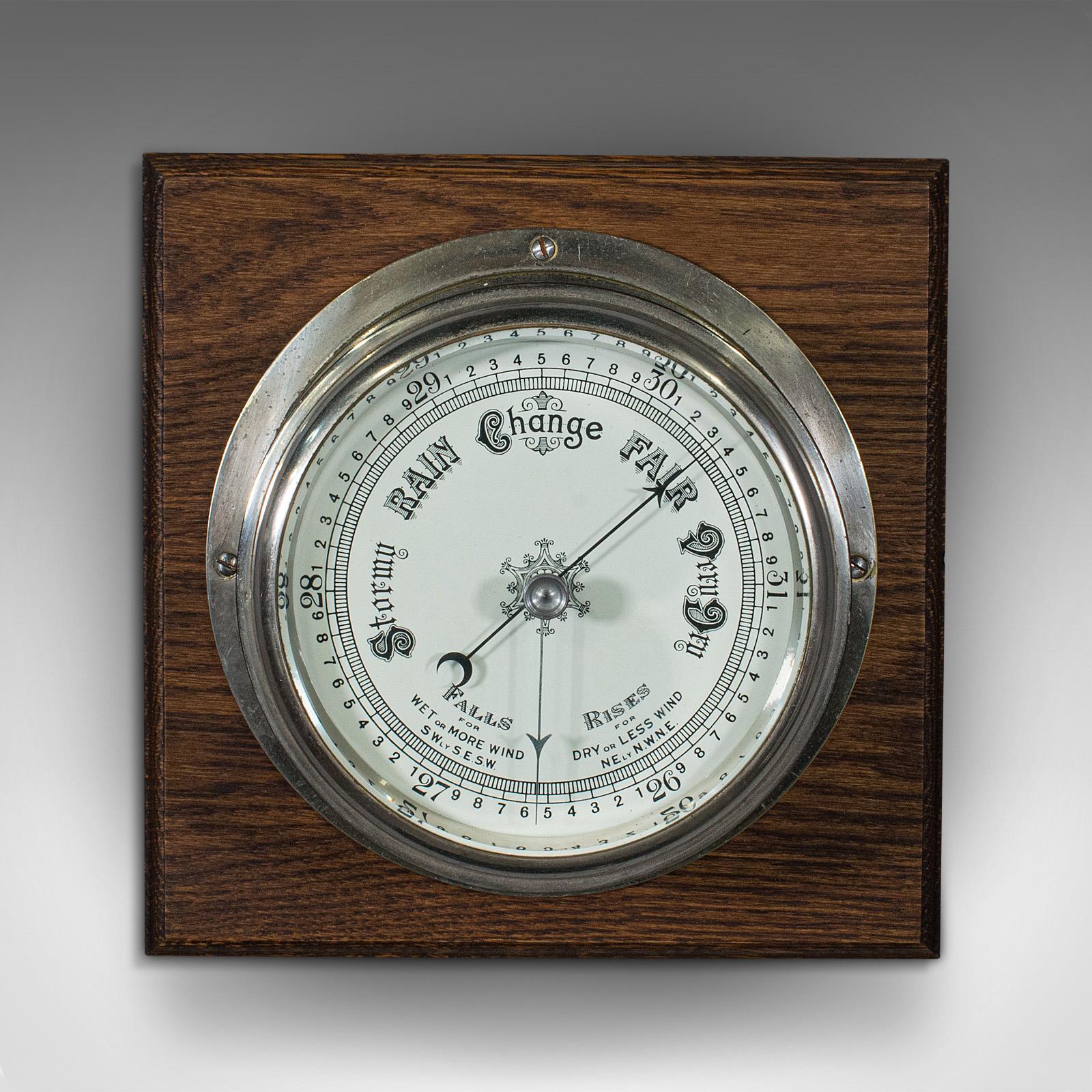 Es handelt sich um ein antikes Schiffsbarometer mit Glühbirnenkopf. Englisches, versilbertes maritimes Wetterinstrument aus Messing und Eiche aus der spätviktorianischen Zeit, um 1900.

Seltenes maritimes Instrument, mit feiner Präsentation.
Sie