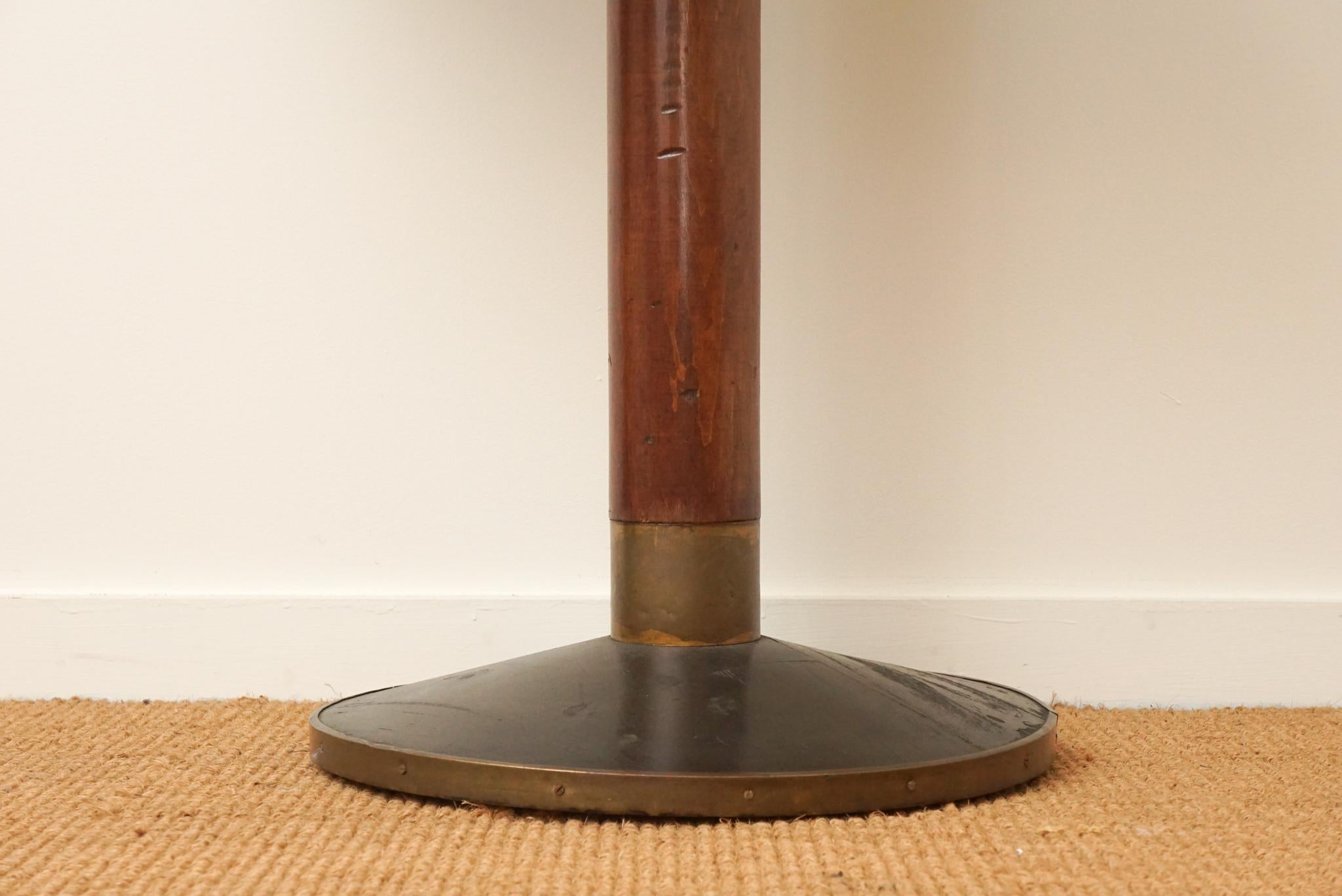 Plateau en marbre avec une base en bois et des accents antiques en laiton. Le fond de la base est peint en noir. Signes d'usure modérés.