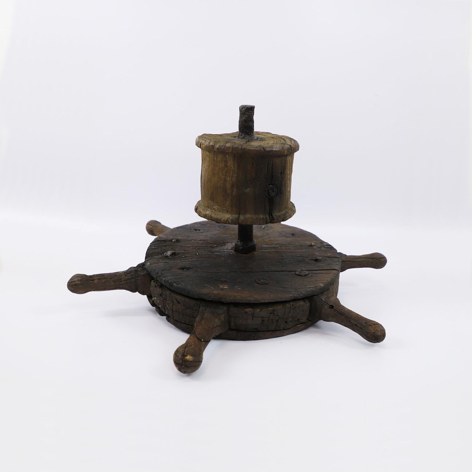 CIRCA 1800, bieten wir dieses seltene antike Schiffsrad aus Holz und geschmiedetem Stahl an. Sehr seltenes und antikes Stück Ideal für den Sammler von antiken nautischen Gegenständen.