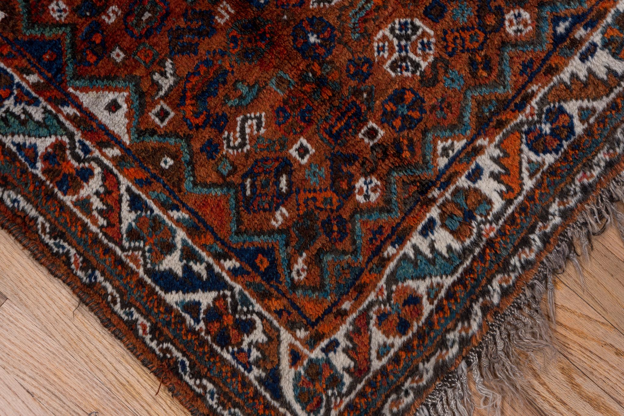 20ième siècle Mat Shiraz antique en micro-médaillon rouge en vente