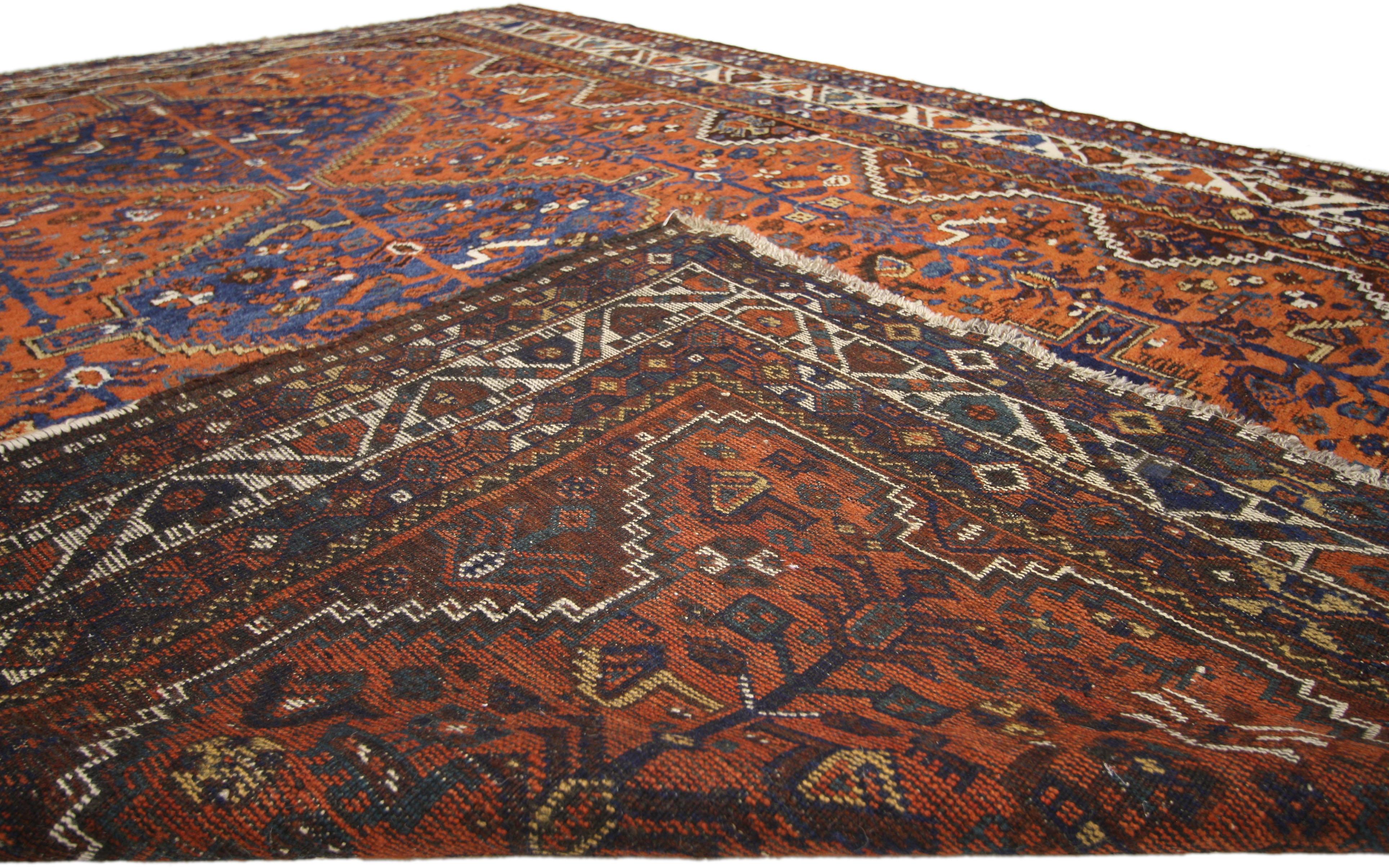 Antiker antiker persischer Shiraz-Teppich mit Stammesstil im Mid-Century Modern-Stil (Persisch) im Angebot