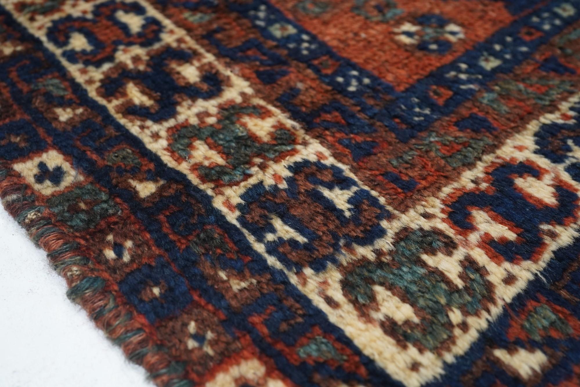 Antiker Shiraz-Teppich 2'9'' x 3'1'' (Frühes 20. Jahrhundert) im Angebot
