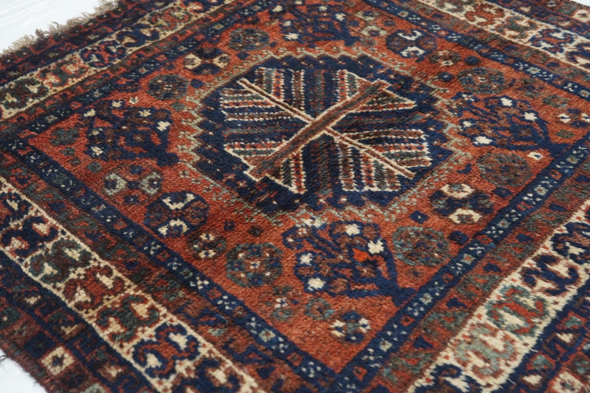 Antiker Shiraz-Teppich 2'9'' x 3'1'' im Angebot 1