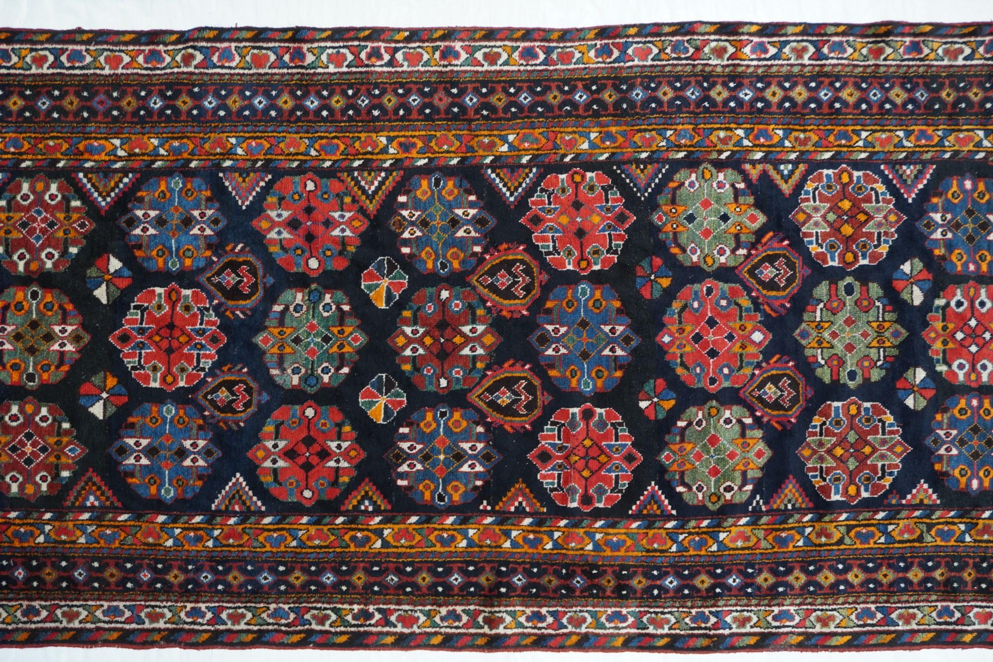 Antiker Shiraz-Teppich 5'1'' x 10'6'' im Zustand „Gut“ im Angebot in New York, NY