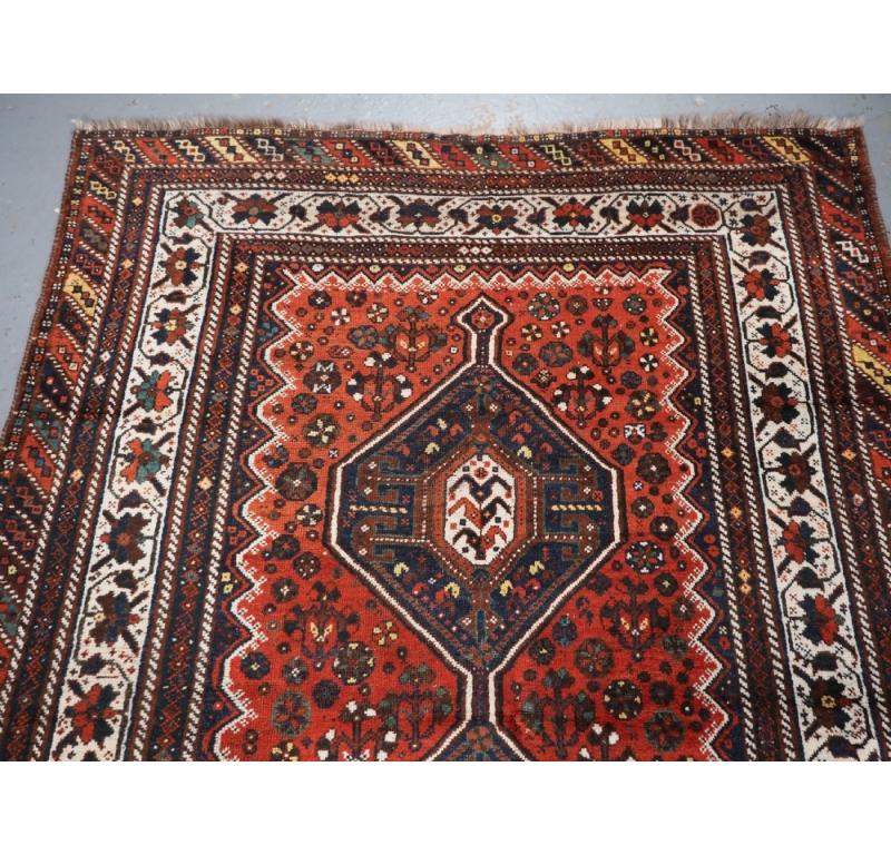 Tribal Tapis ancien de Chiraz à motifs de médaillons reliés, Circa 1920 en vente
