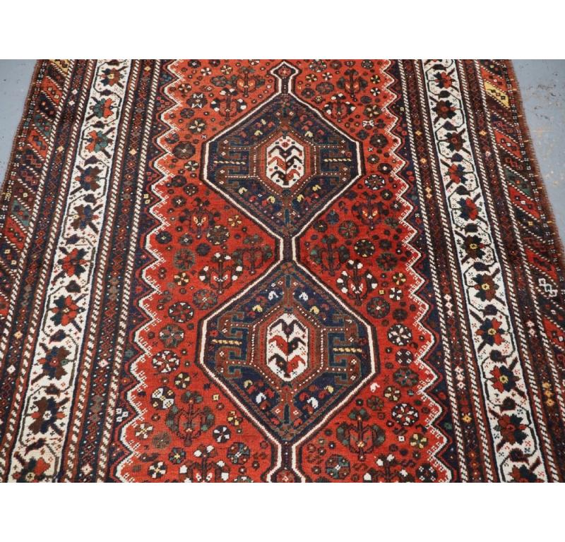Perse Tapis ancien de Chiraz à motifs de médaillons reliés, Circa 1920 en vente