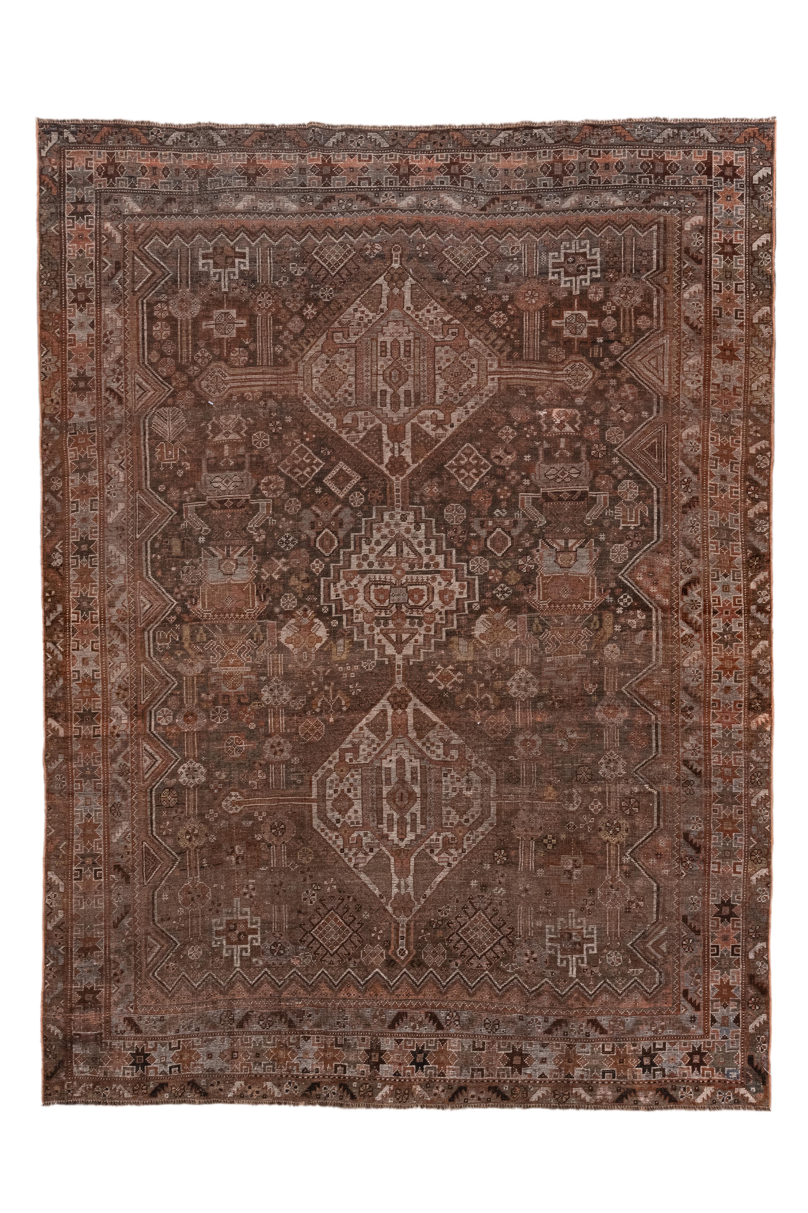 Le champ rouge adouci est bordé d'une bordure implicite en zigzag ou en pointe, et centré par un pôle d'hexagones écrus aux côtés lisses et étagés.  Des diamants crochus, des carrés écrus en escalier, de grands vases super-stylisés et une myriade