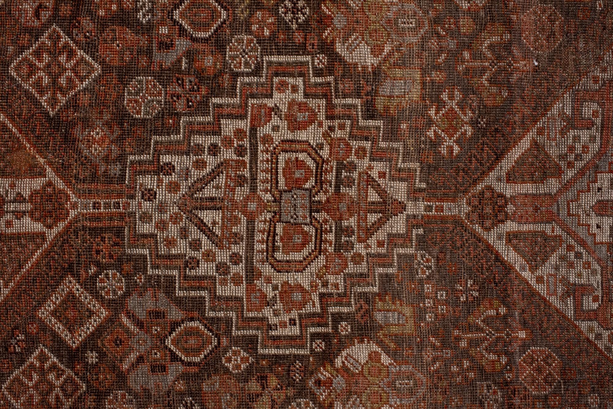 Noué à la main Tapis ancien de Chiraz avec champ rouge doux et bords en Zig Zag en vente