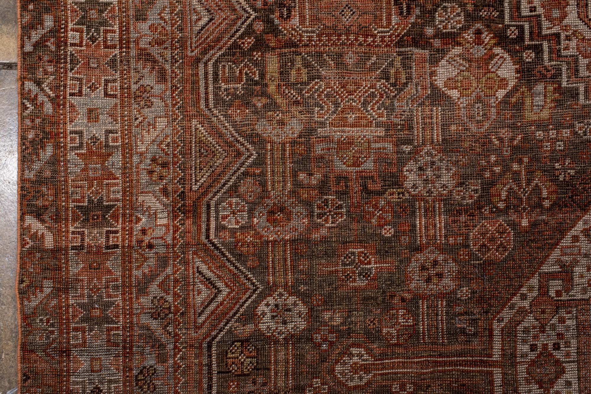 Tapis ancien de Chiraz avec champ rouge doux et bords en Zig Zag Bon état - En vente à New York, NY