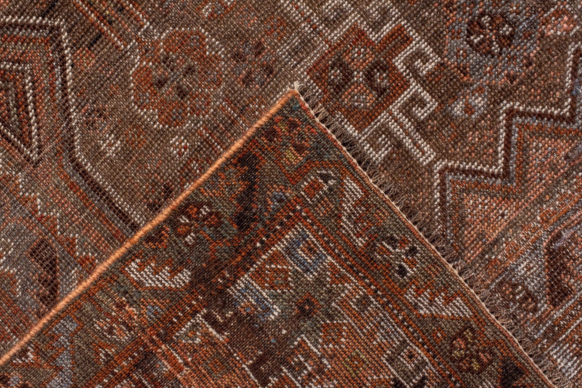 20ième siècle Tapis ancien de Chiraz avec champ rouge doux et bords en Zig Zag en vente