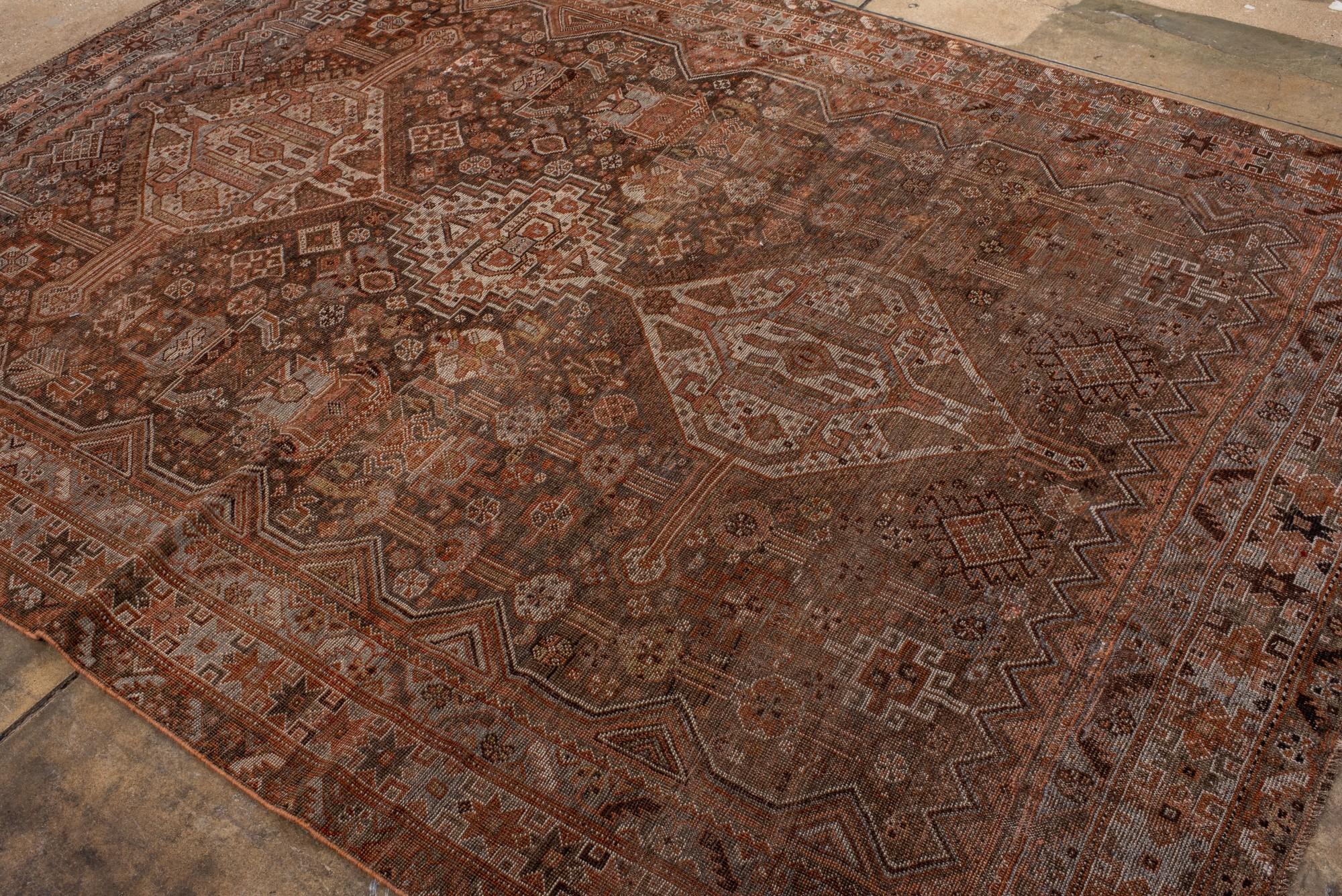 Tapis ancien de Chiraz avec champ rouge doux et bords en Zig Zag en vente 1