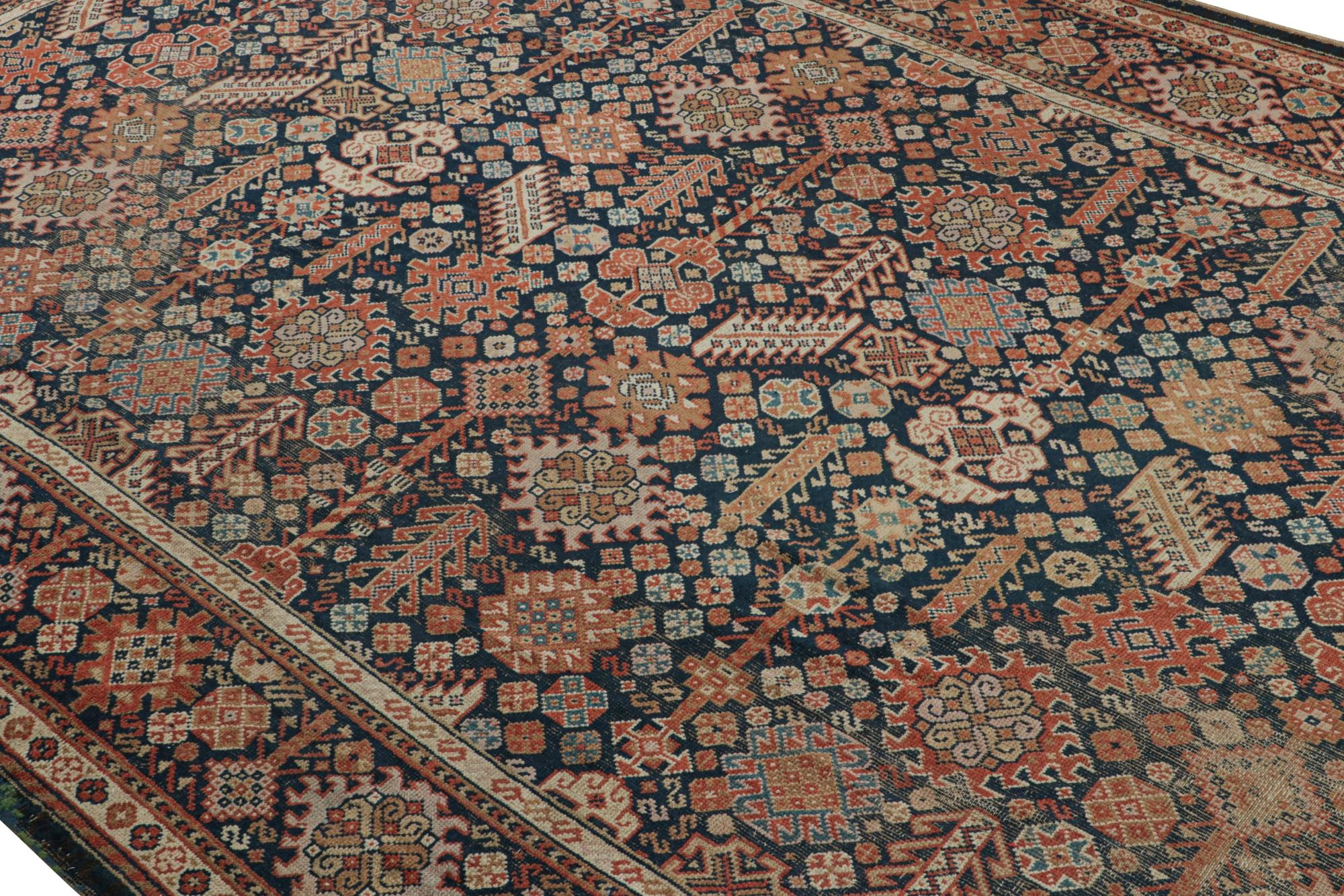 Dieser antike Teppich im Format 13x20 ist ein seltenes Meisterwerk aus der Voysey-Ära, das von persischen Teppichen der Provenienz Shiraz inspiriert ist. Dieser handgeknüpfte Wollteppich aus Irland (ca. 1910-1920) ist eine äußerst sammelwürdige