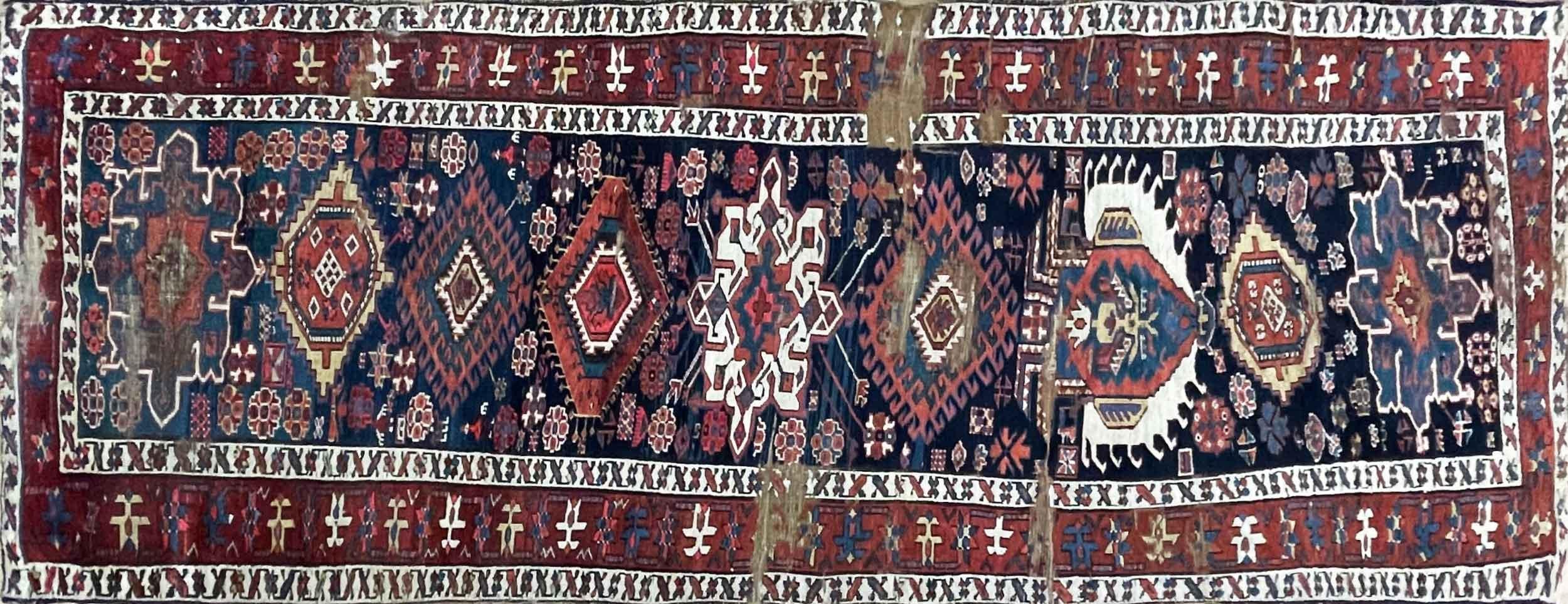 Lo storico khanato o distretto amministrativo di Shirvan ha prodotto molti tappeti antichi altamente decorativi che presentano una formalità e una complessità stilistica che si ritrova in pochi tappeti del Caucaso. La profondità dei colori, la