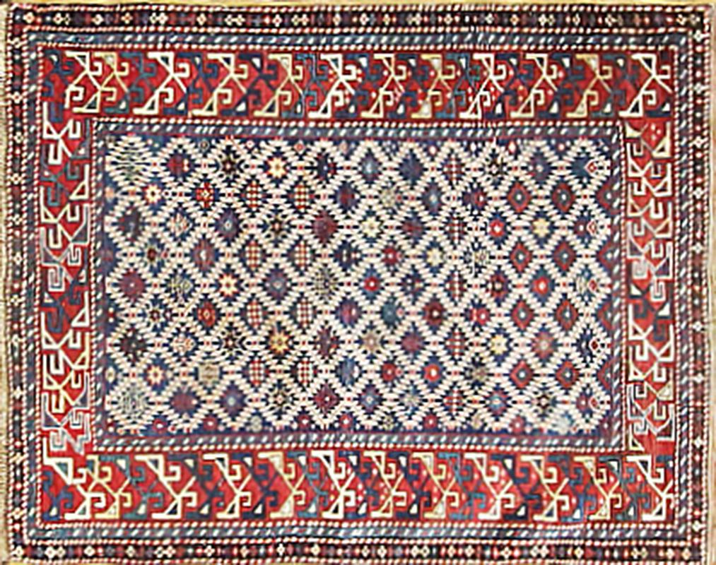 Schöne und faszinierende Elfenbein und mehrfarbigen Hintergrund Antike handgefertigte und primitive Tribal kaukasischen Kuba Teppich, feine Qualität, c-1880's, dicht mit geometrischen Design Symbole und Symbole verpackt, die Mitte umkreisen viele
