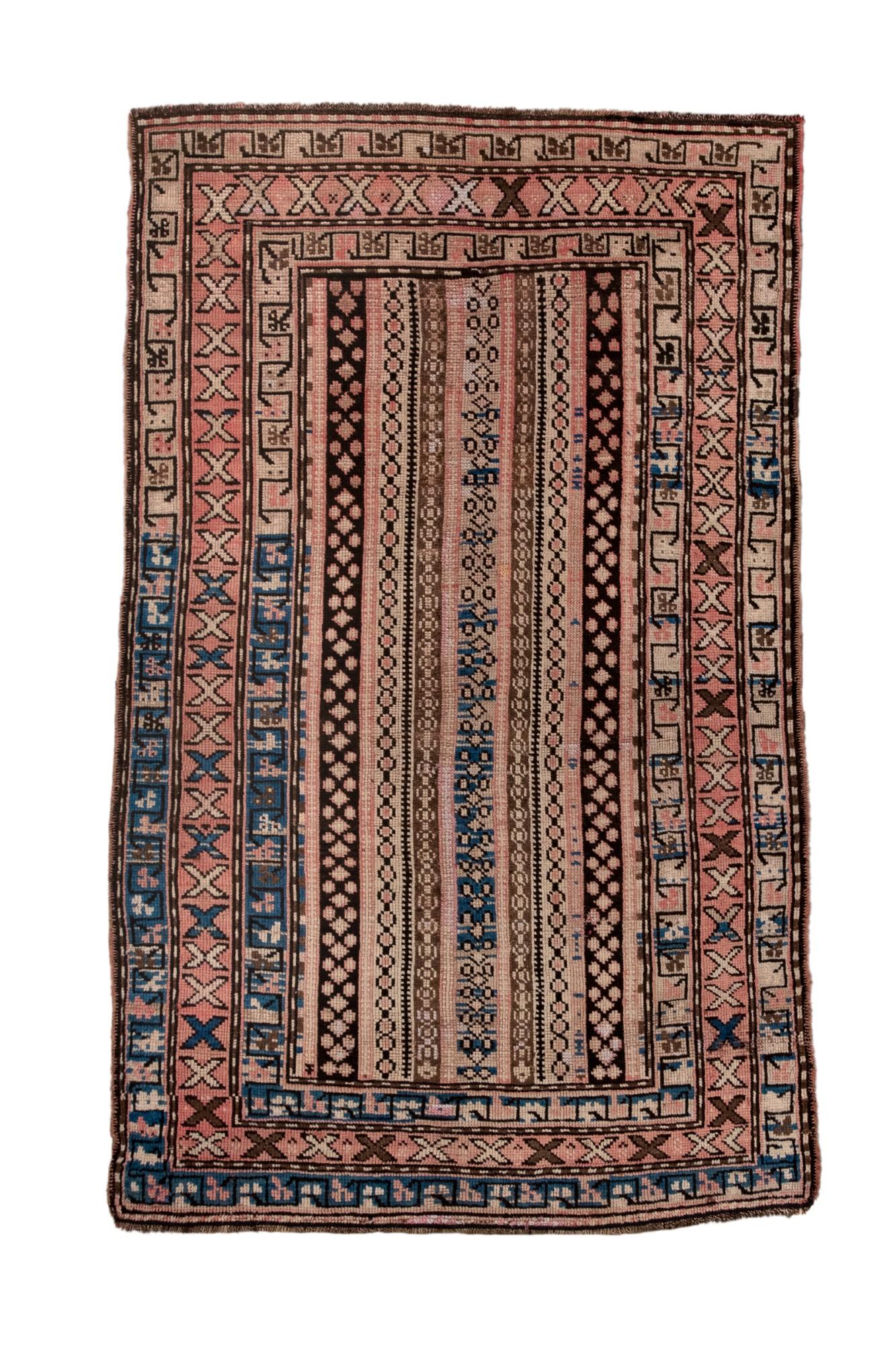 Dieser antike Schirwan-Teppich zeigt ein reizvolles, vertikal gestreiftes Feld, das sich aus abwechselnden schmalen Bändern zusammensetzt, die mit kleinen geometrischen Elementen gefüllt sind - Rosetten, Kreuzformen, gestufte Rauten und für den