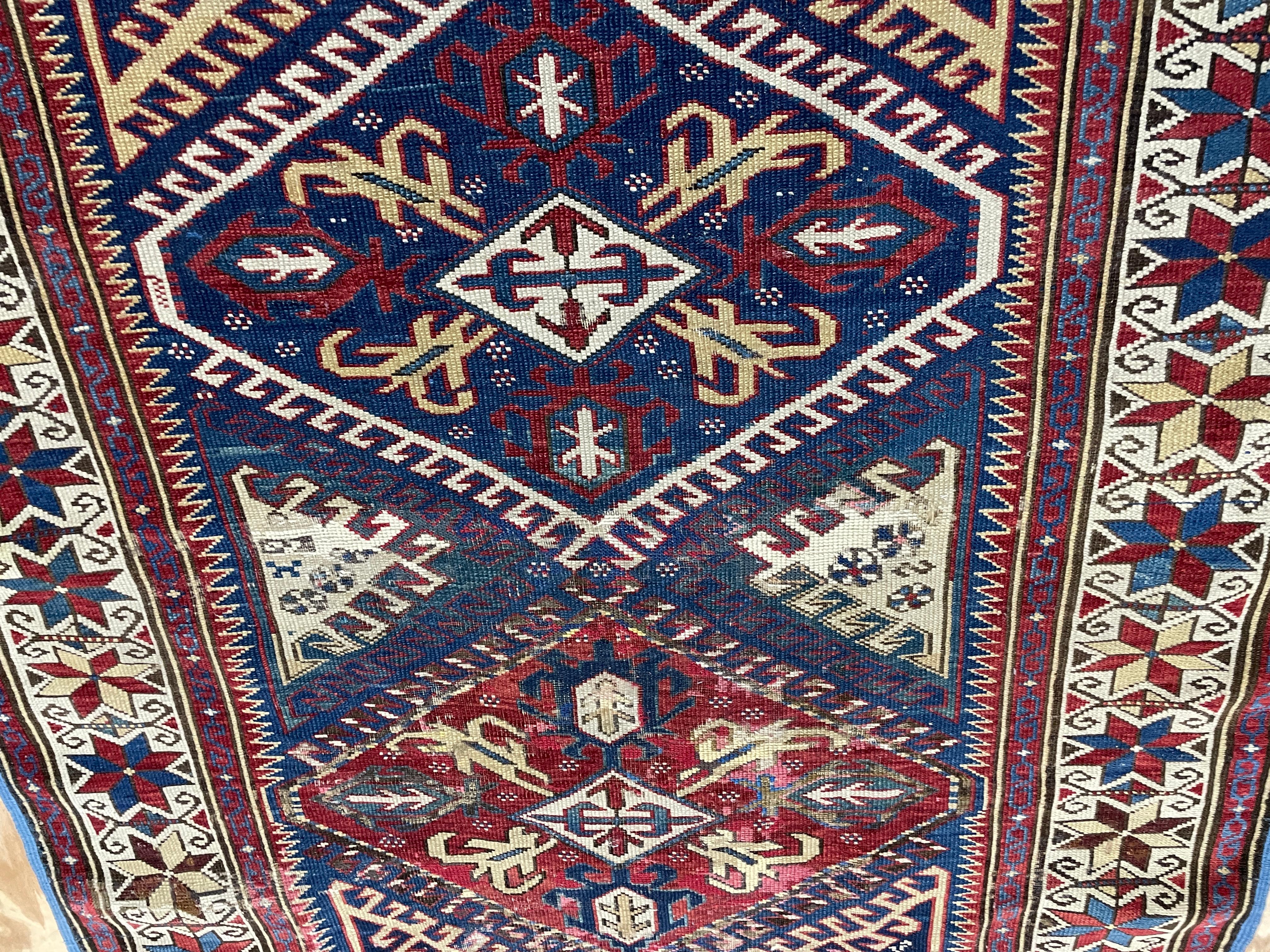 Lo storico khanato o distretto amministrativo di Shirvan ha prodotto molti tappeti antichi altamente decorativi che presentano una formalità e una complessità stilistica che si ritrova in pochi tappeti del Caucaso. La profondità dei colori, la