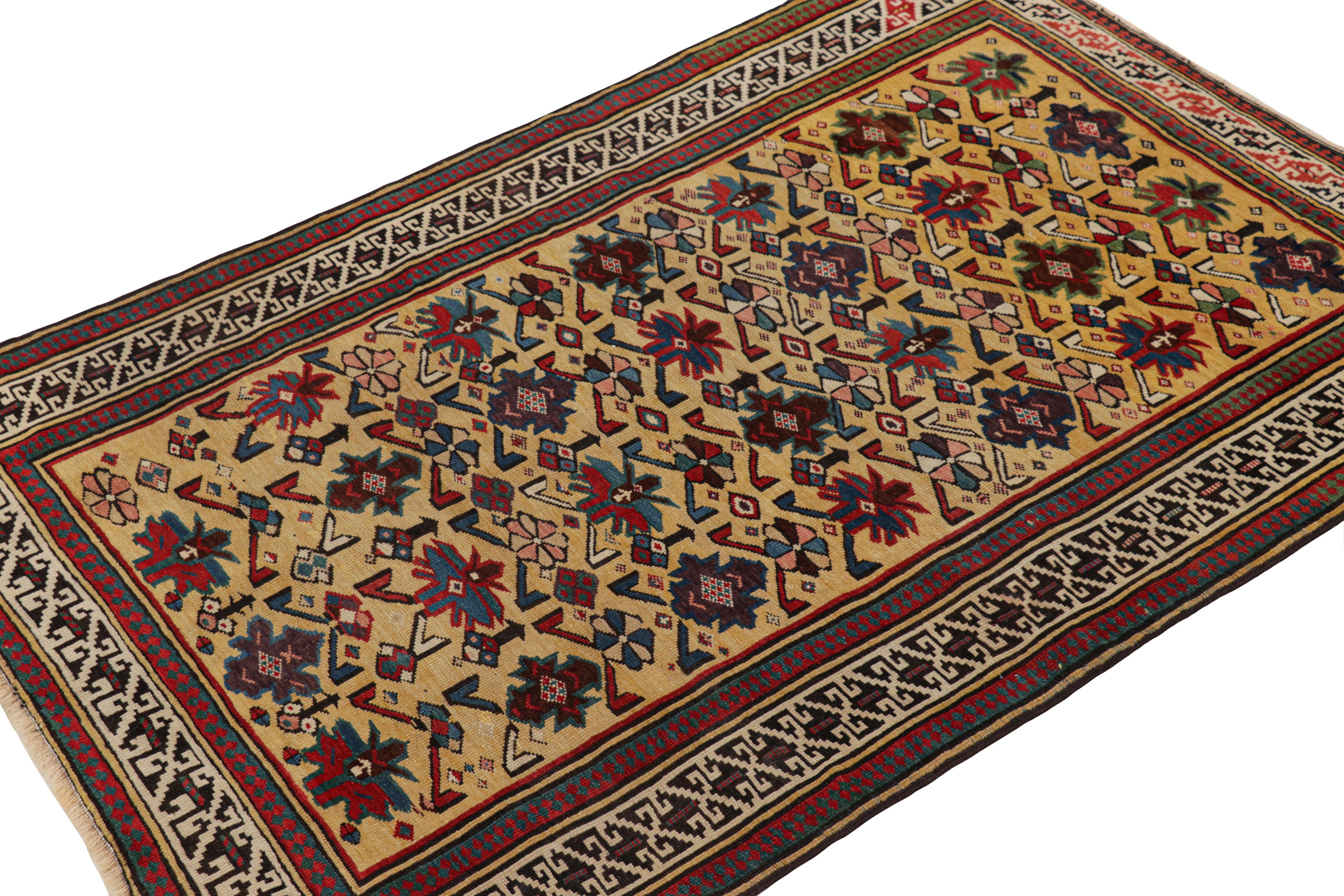 Noué à la main Tapis Shirvan Daghestan ancien à motifs floraux et géométriques, de Rug & Kilim en vente