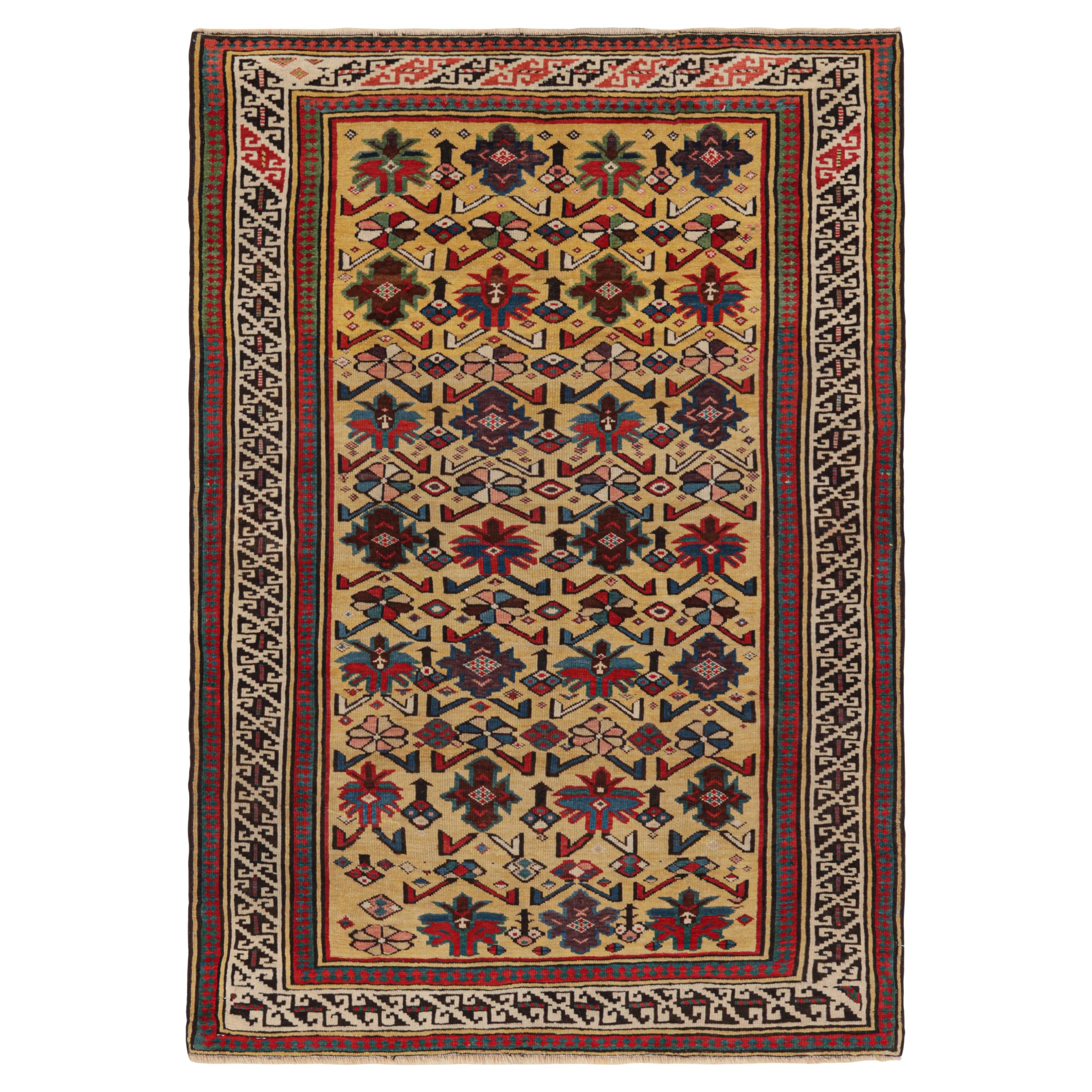 Antiker Schirwan-Daghestan-Teppich mit floralen und geometrischen Mustern, von Rug & Kilim