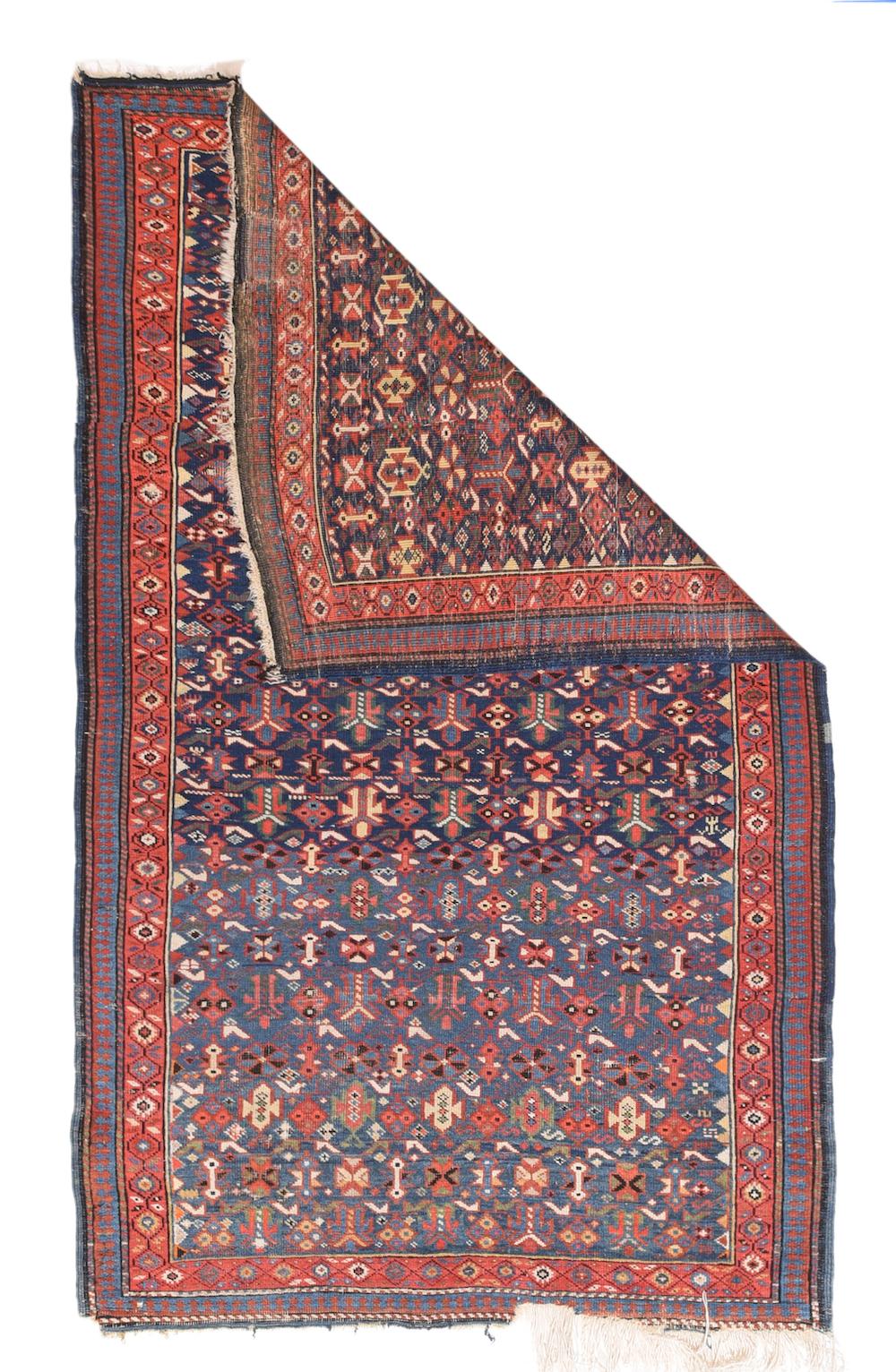Tappeto antico Shirvan-Kuba 3'6'' x 5'5''. Con un motivo Chi-Chi allover di fiori geometrici, rosette ottagonali e piccoli esagoni alati, nei colori della paglia, del verde, del rosso e dell'avorio, questo piccolo spargimento in condizioni un po'
