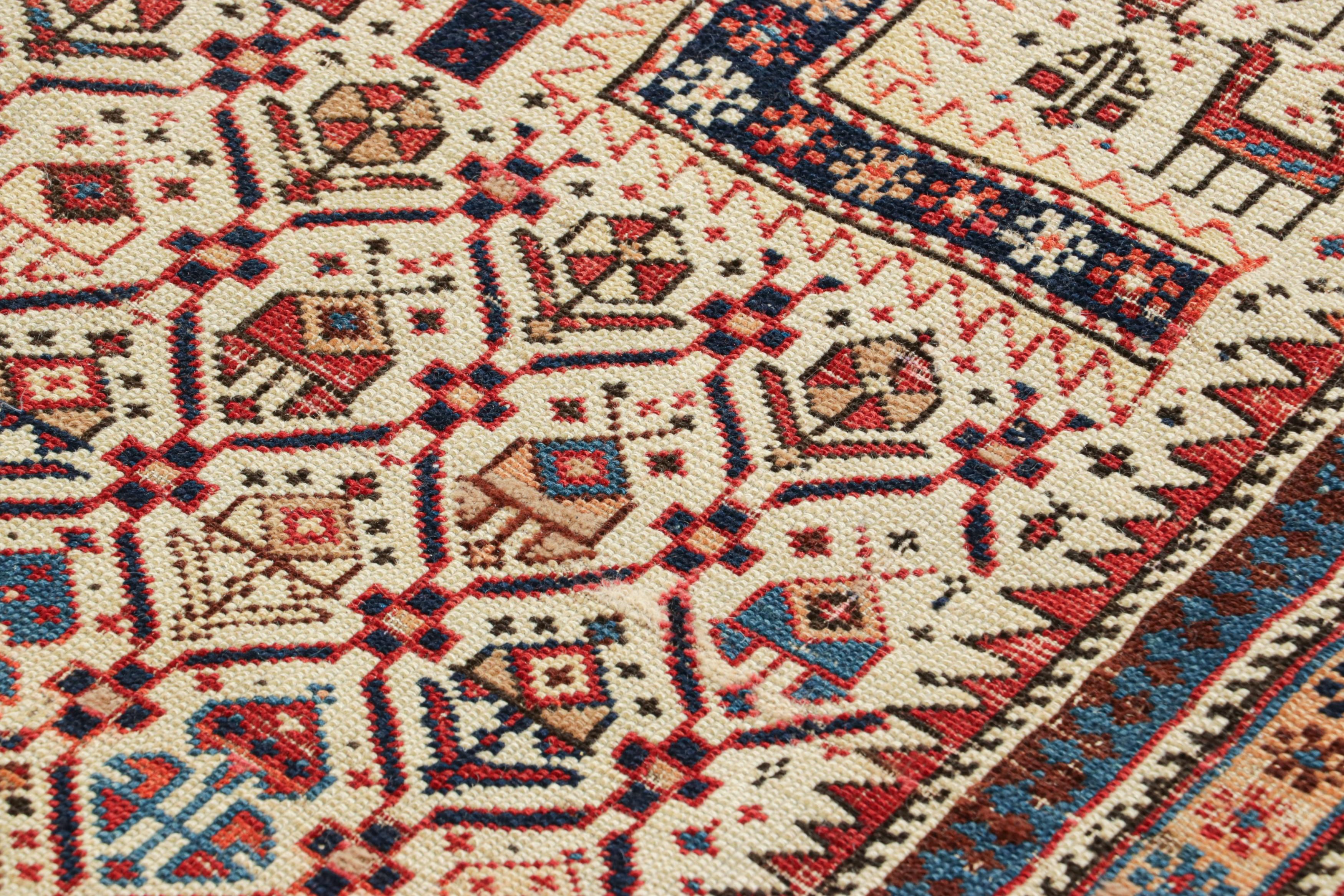 Handgeknüpft in Wolle um 1880-1890, ist dieser antike Schirwan-Läufer 4x6 ein bemerkenswertes Stück aus Persien aus dem späten 19.

Über das Design:

Liebhaber des Kunsthandwerks werden diesen ganz besonderen antiken Teppich zu schätzen wissen, denn