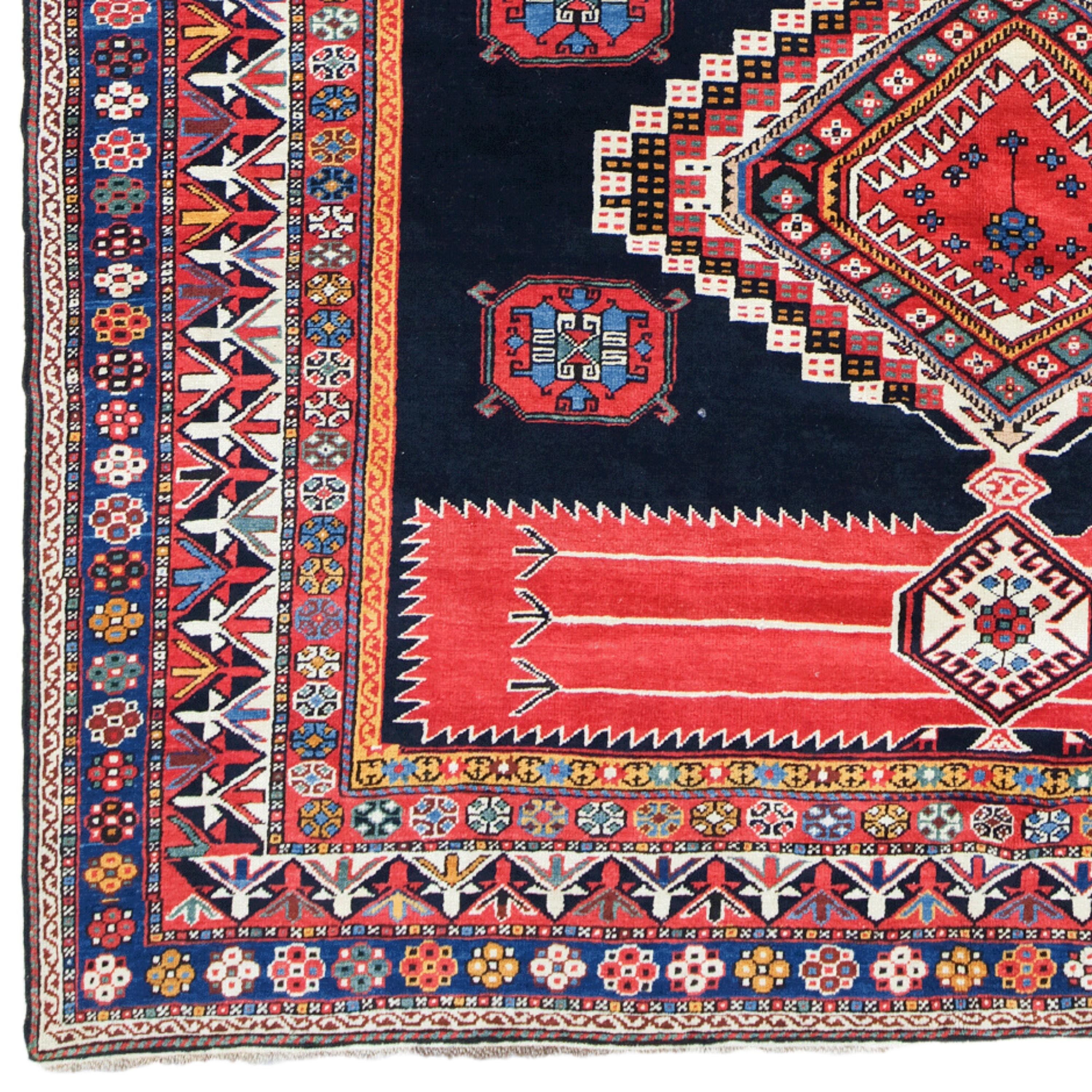 Tapis Shirvan du 19ème siècle - Tapis ancien tissé à la main

Cet élégant tapis Shirvan du 19e siècle ajoute de la noblesse à tout espace grâce à sa texture historique et à sa riche palette de couleurs. Cette œuvre, qui mesure 198x258 cm, est ornée