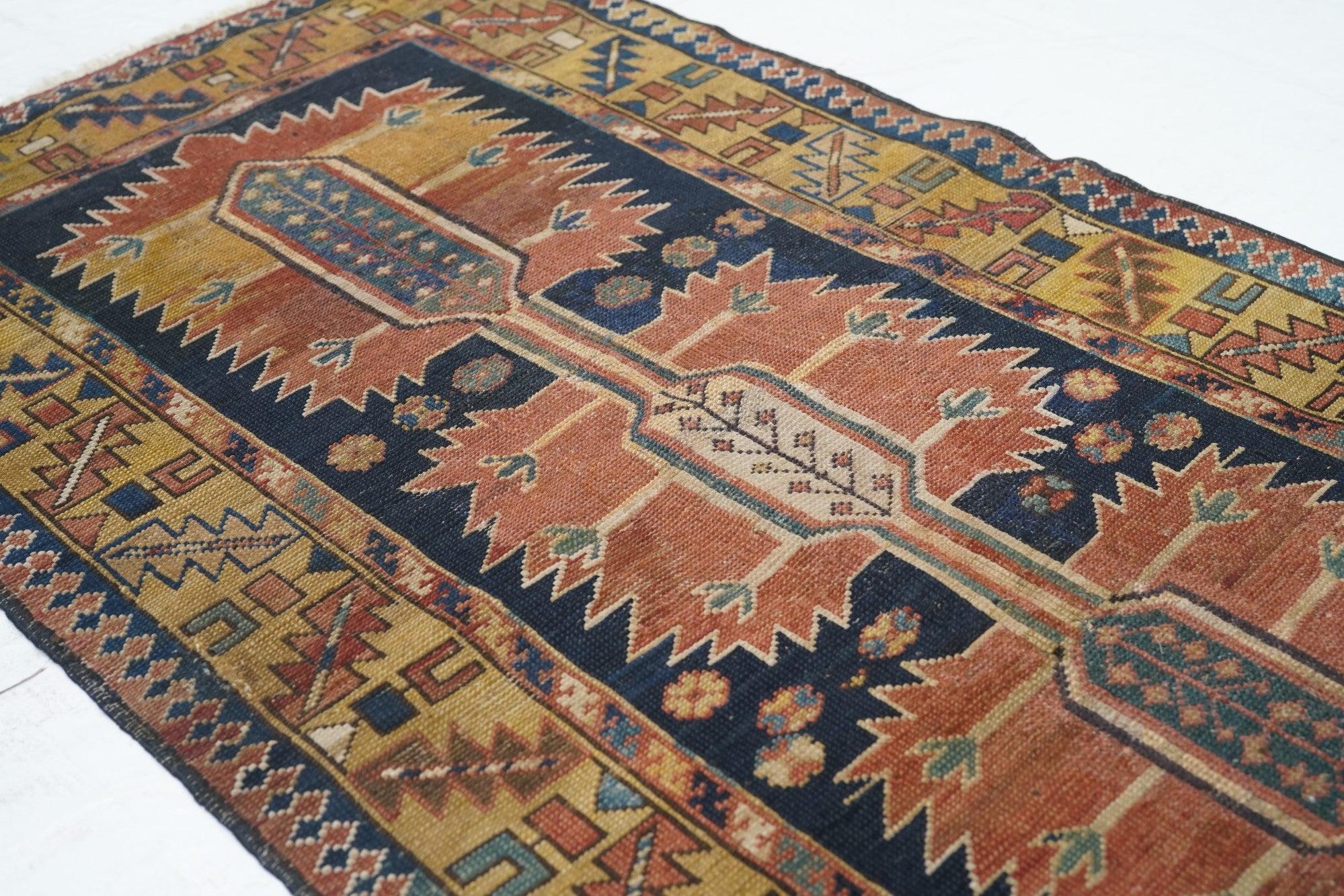 Antiker Shirvan-Teppich 2'6'' x 4'1'' (19. Jahrhundert) im Angebot