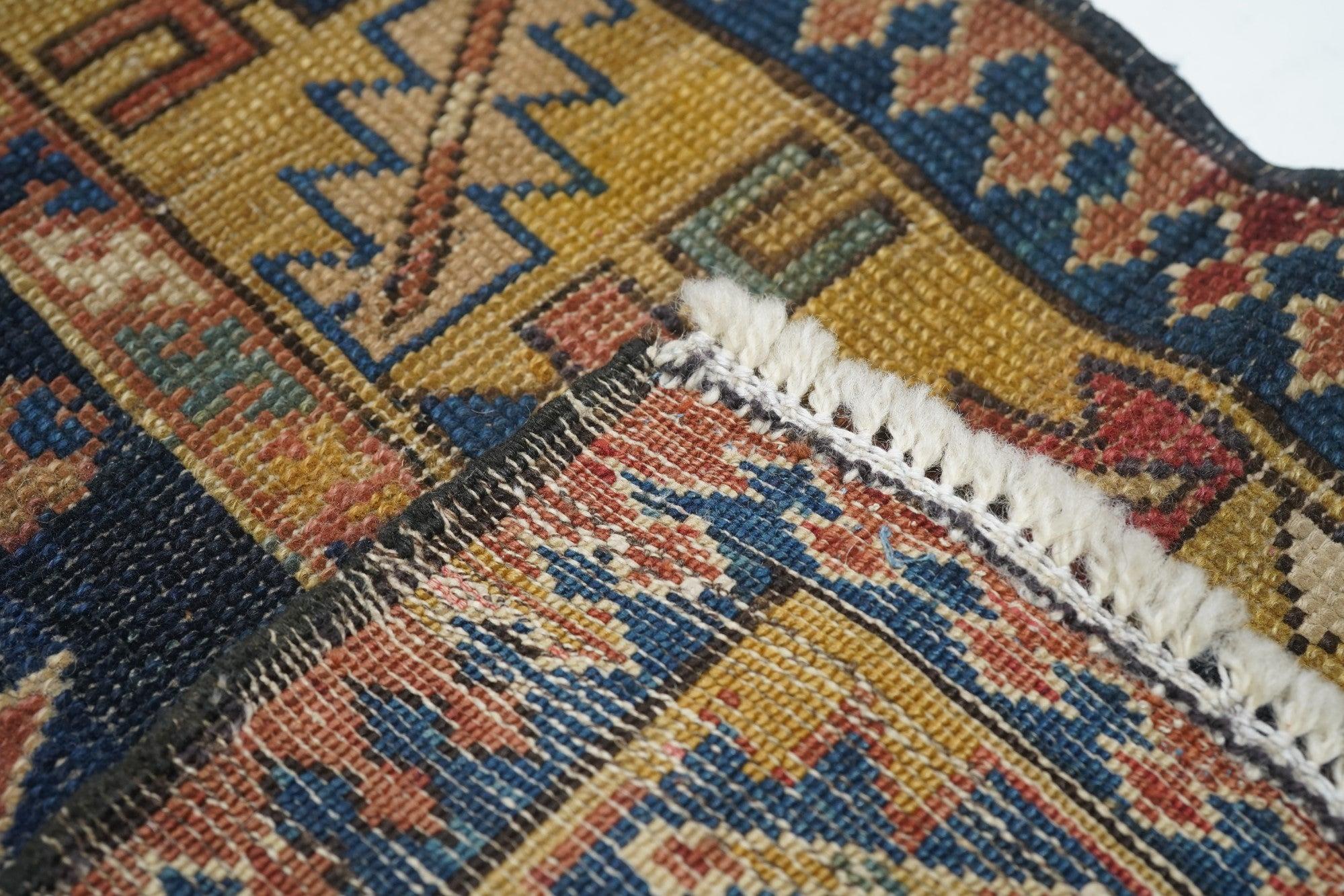 Antiker Shirvan-Teppich 2'6'' x 4'1'' im Angebot 1