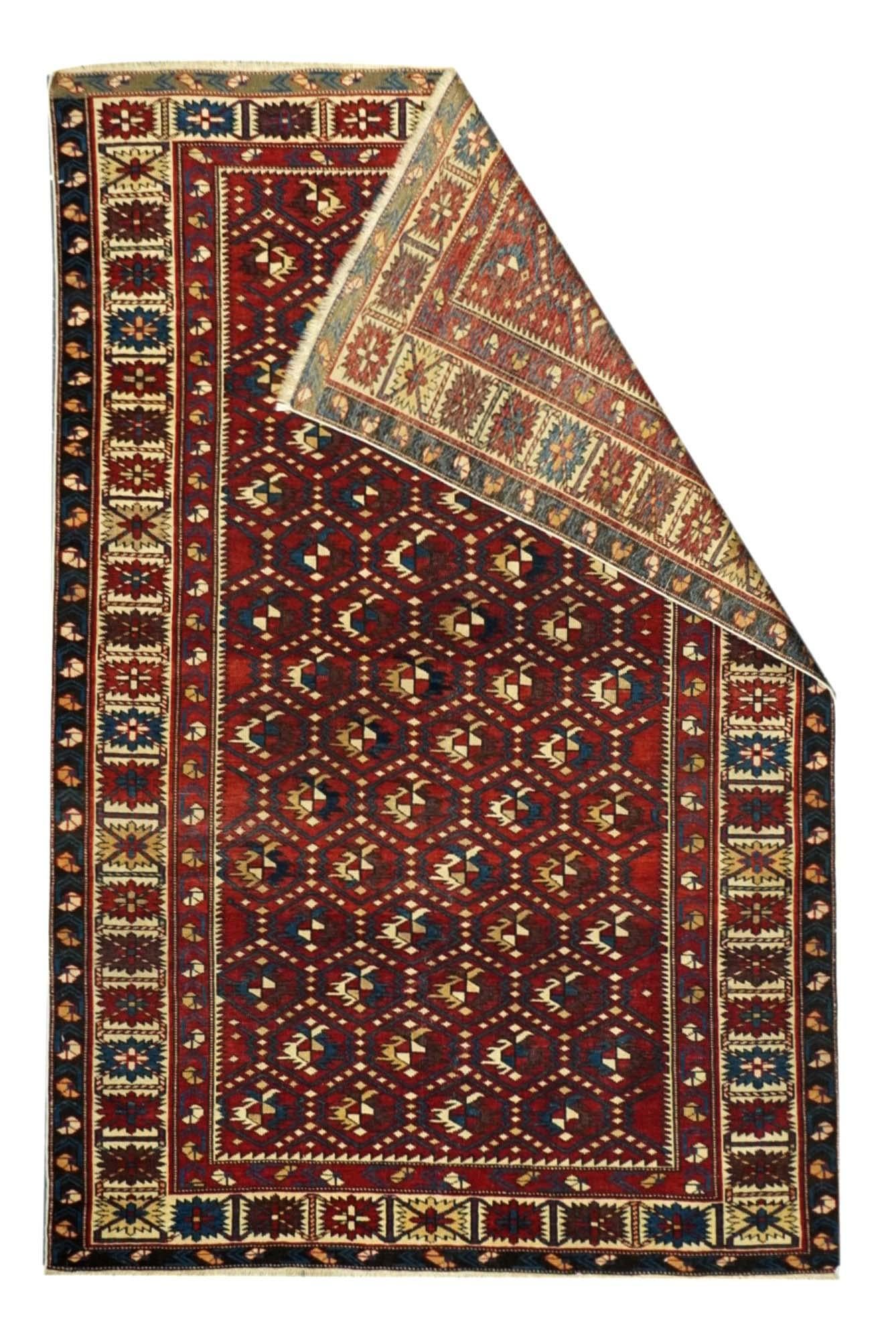 Antiker Schirwan-Teppich 3'10'' x 5'11''. Dieser Kuba aus dem westkaspischen Gebiet nördlich von Schirwan zeigt ein versetztes hexagonales Gitter auf einem blutroten Feld mit aschgrauen Guls in einer ecrufarbenen Hauptbordüre aus gezackten,