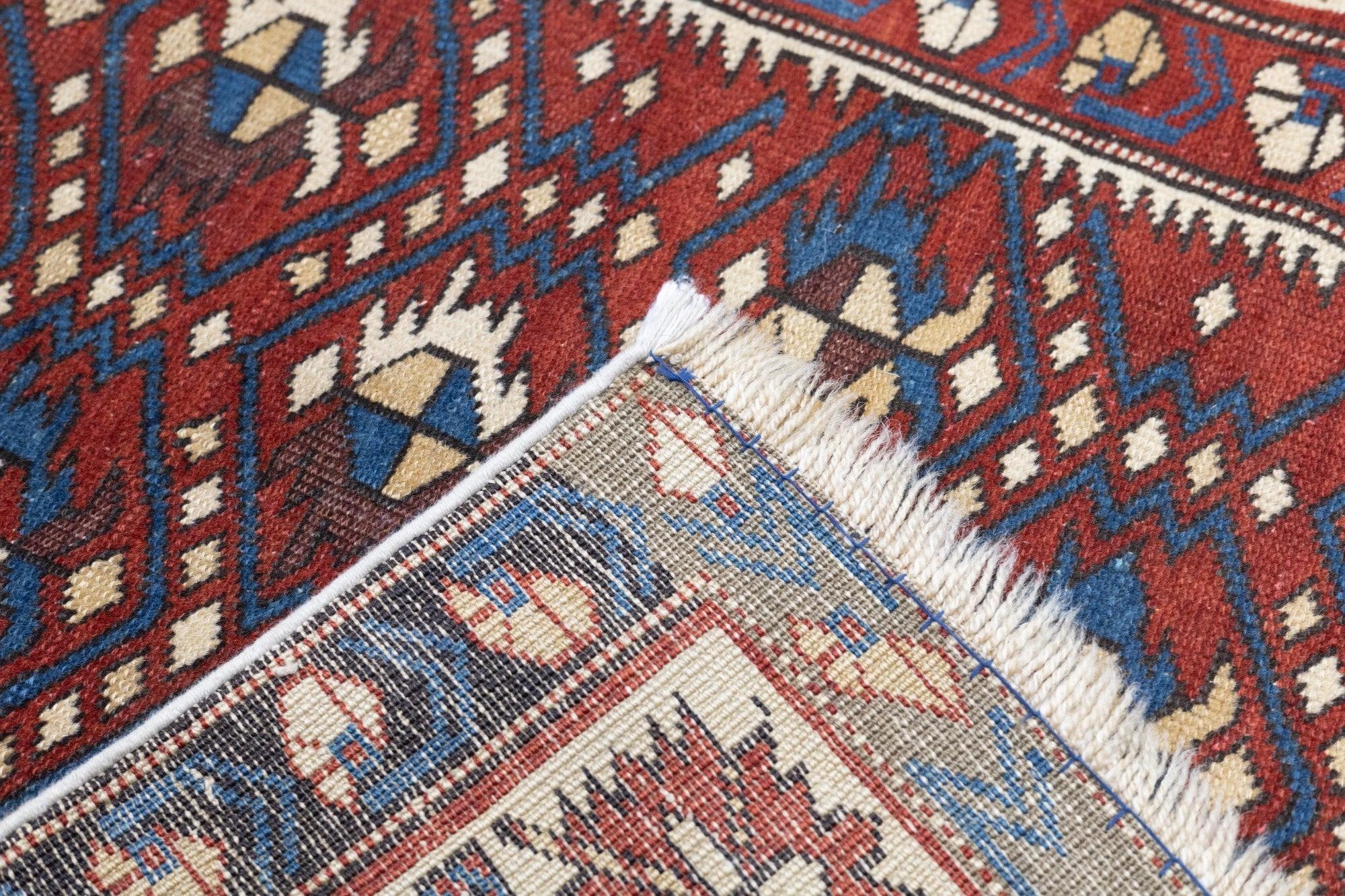 Antiker Shirvan-Teppich 3'10'' x 5'11'' (Handgeknüpft) im Angebot