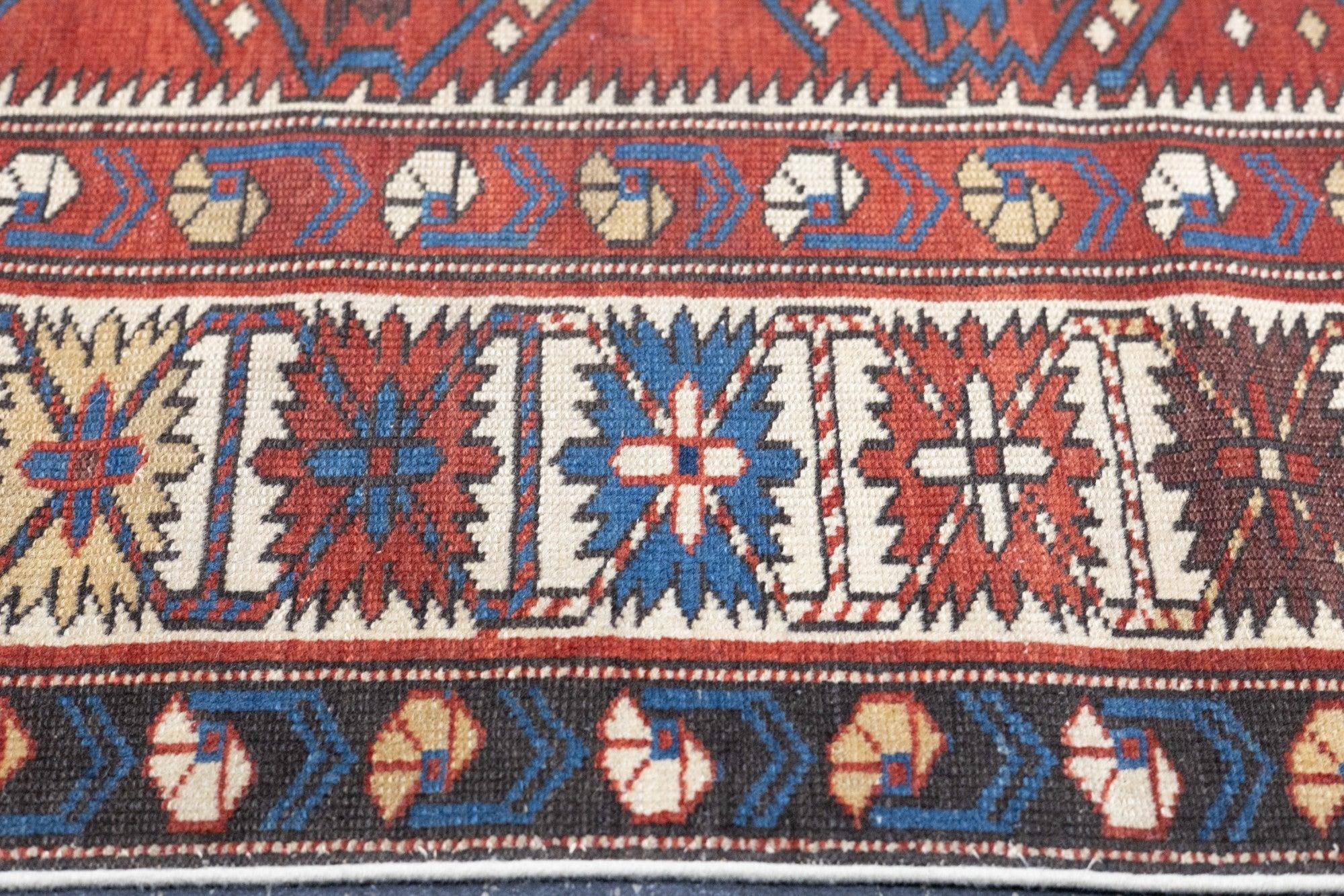 Antiker Shirvan-Teppich 3'10'' x 5'11'' (19. Jahrhundert) im Angebot