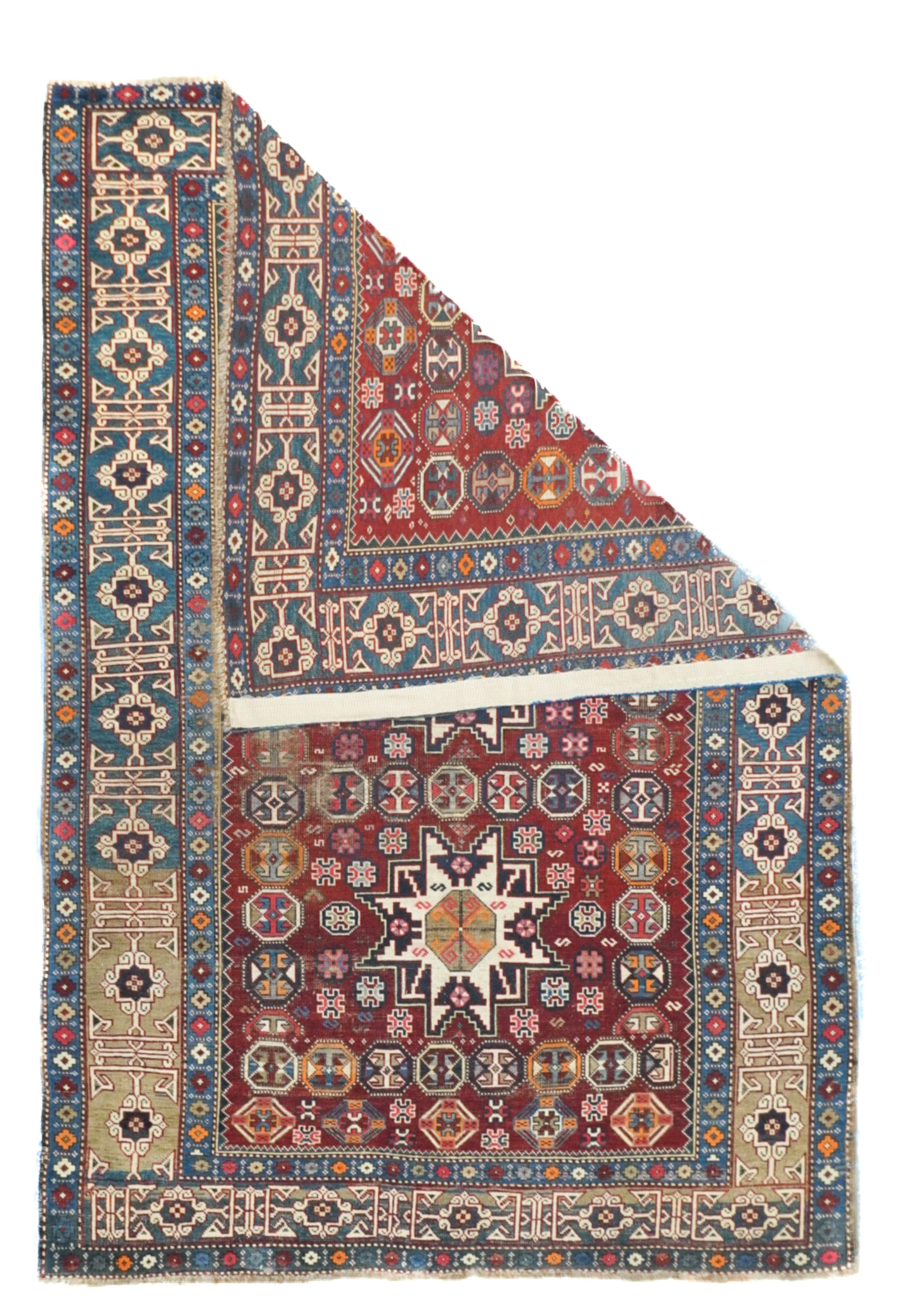 Tapis Shirvan antique 3'11'' x 5'9''. Tapis du Caucase oriental et de l'ouest de la mer Caspienne, principalement dispersés, dans des dispositions géométriques, certains en forme de prière, provenant d'un large éventail de villages locaux. Les tapis